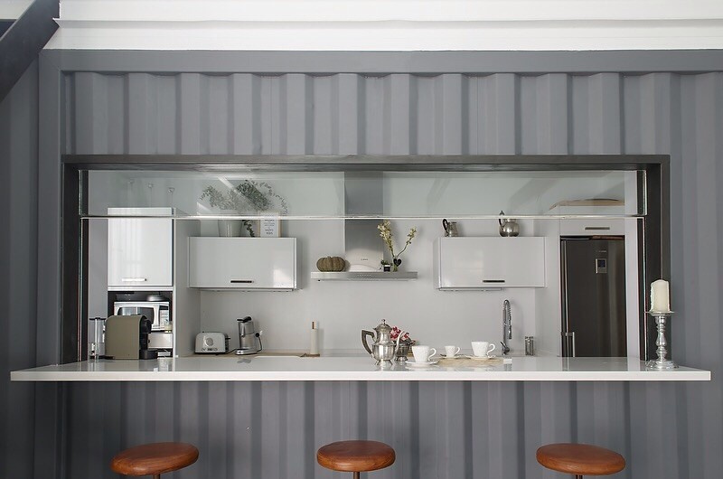 Карготектура: Дома из морских контейнеров — настоящих и имитаций