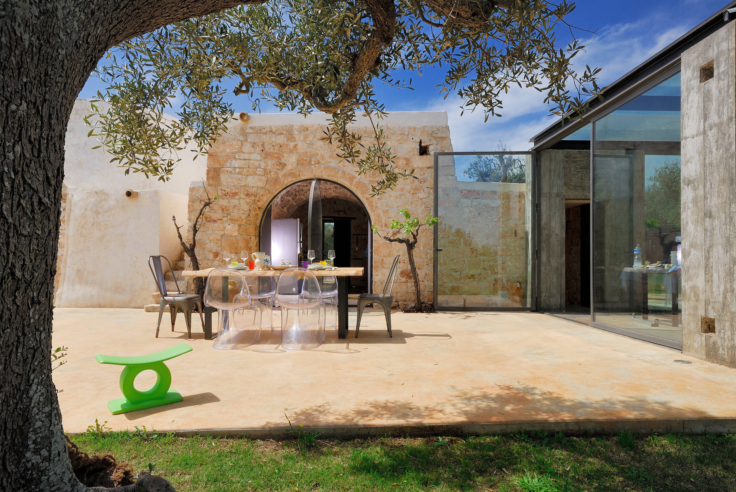 Houzz Италия: Дом-трулло со стеклянной пристройкой