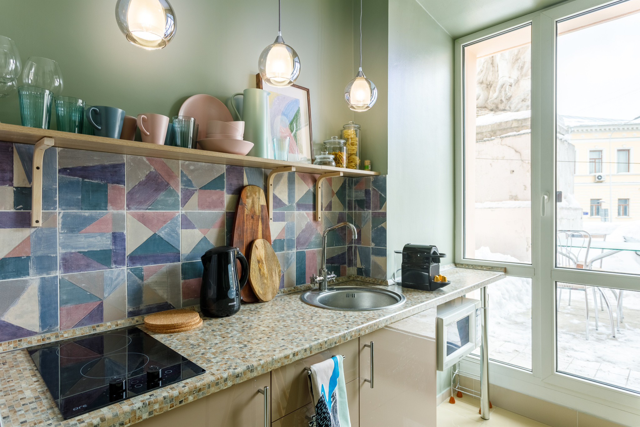 Есть решение: Дизайн кухни с балконной дверью