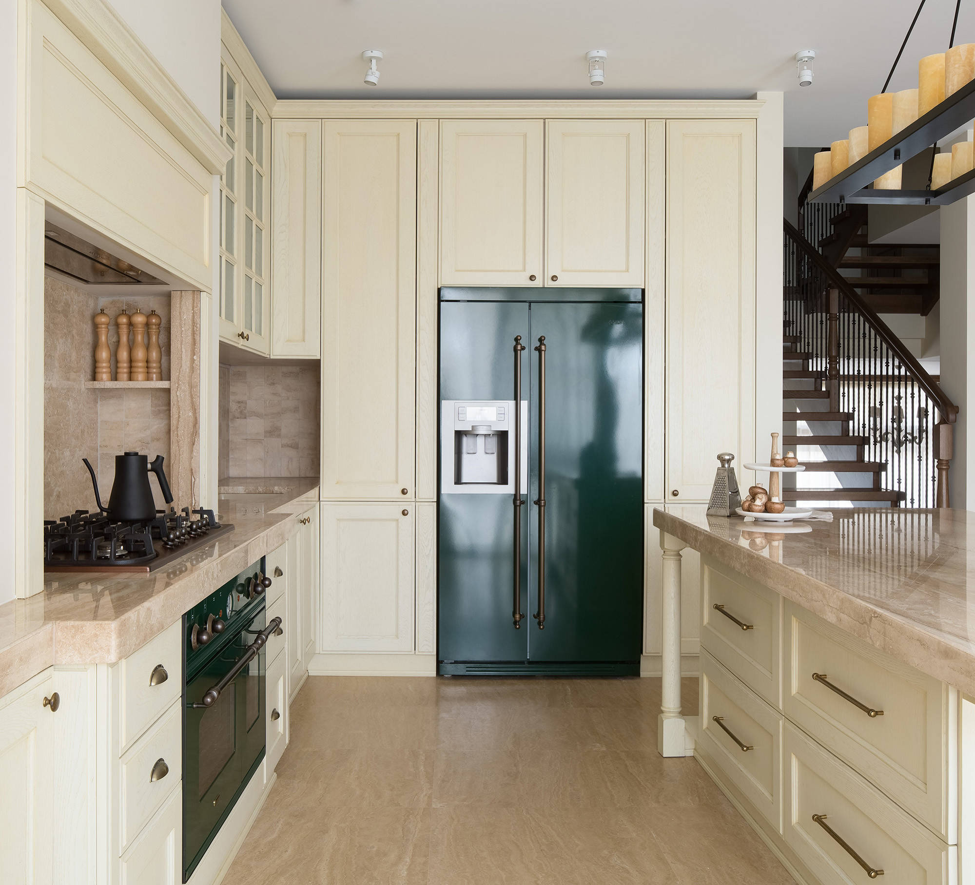 Houzz тур: 4 этажа — с бельчатником и антиквариатом