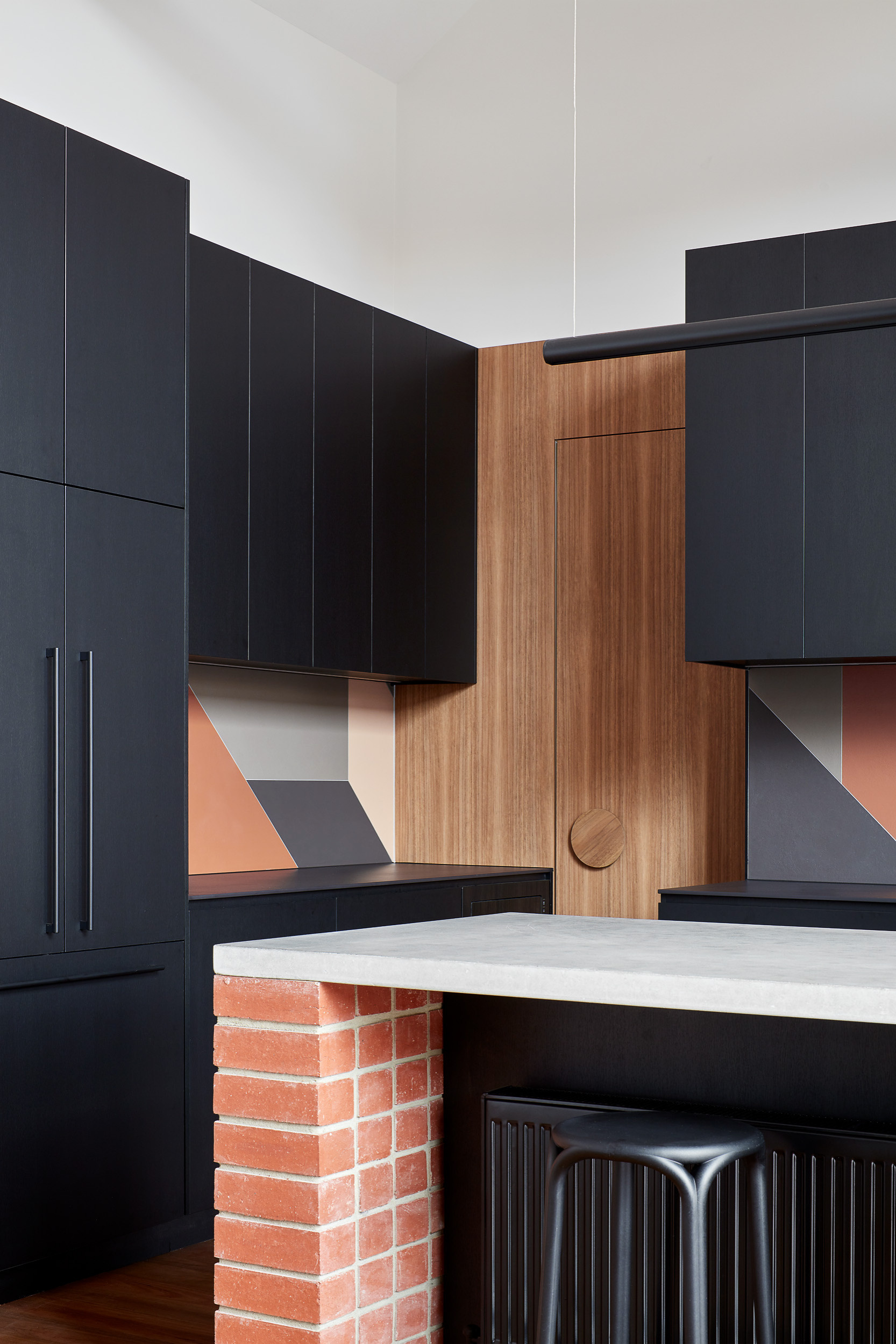 До и после: Черная кухня с островом на кирпичных ножках