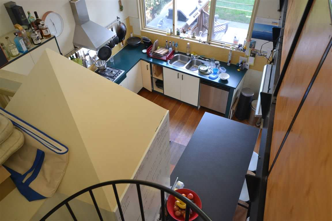 До и после: Черная кухня с островом на кирпичных ножках