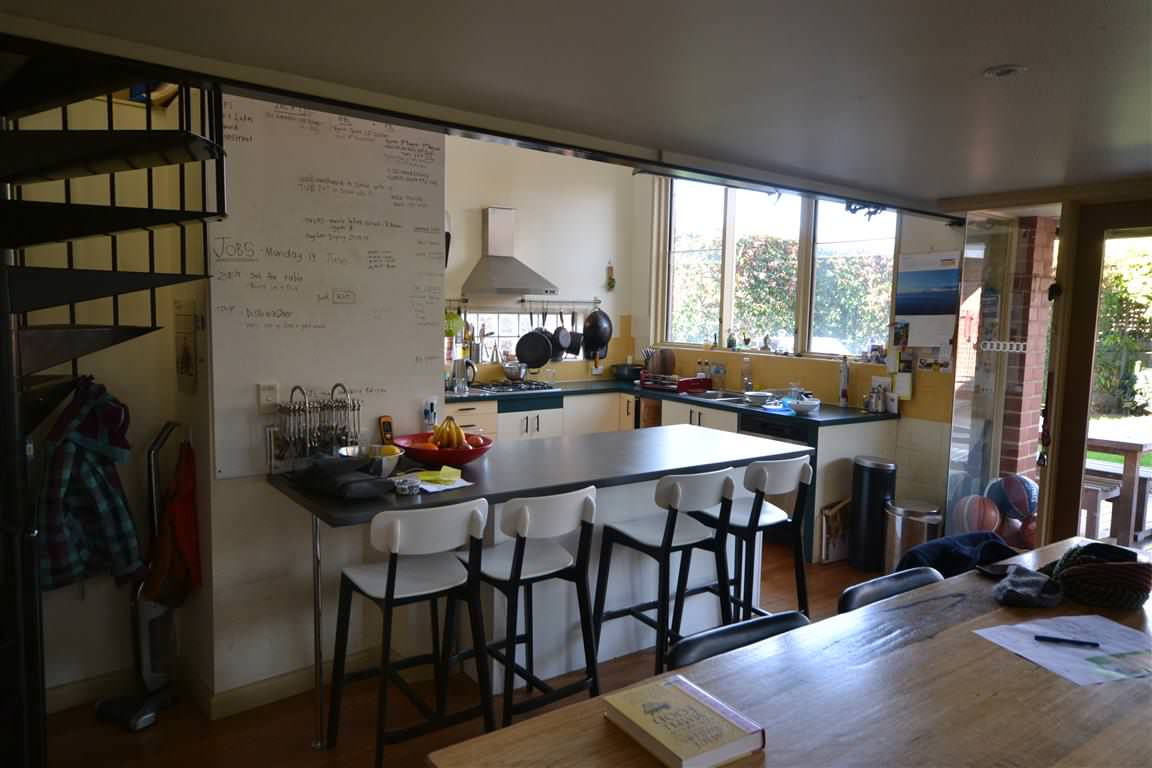 До и после: Черная кухня с островом на кирпичных ножках