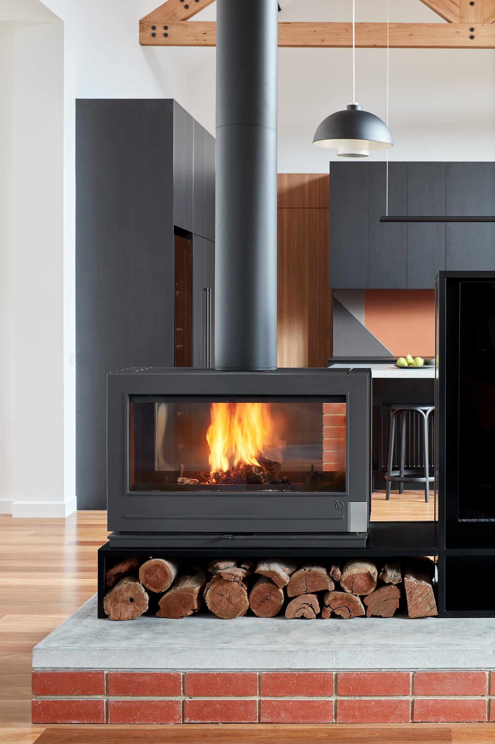 До и после: Черная кухня с островом на кирпичных ножках