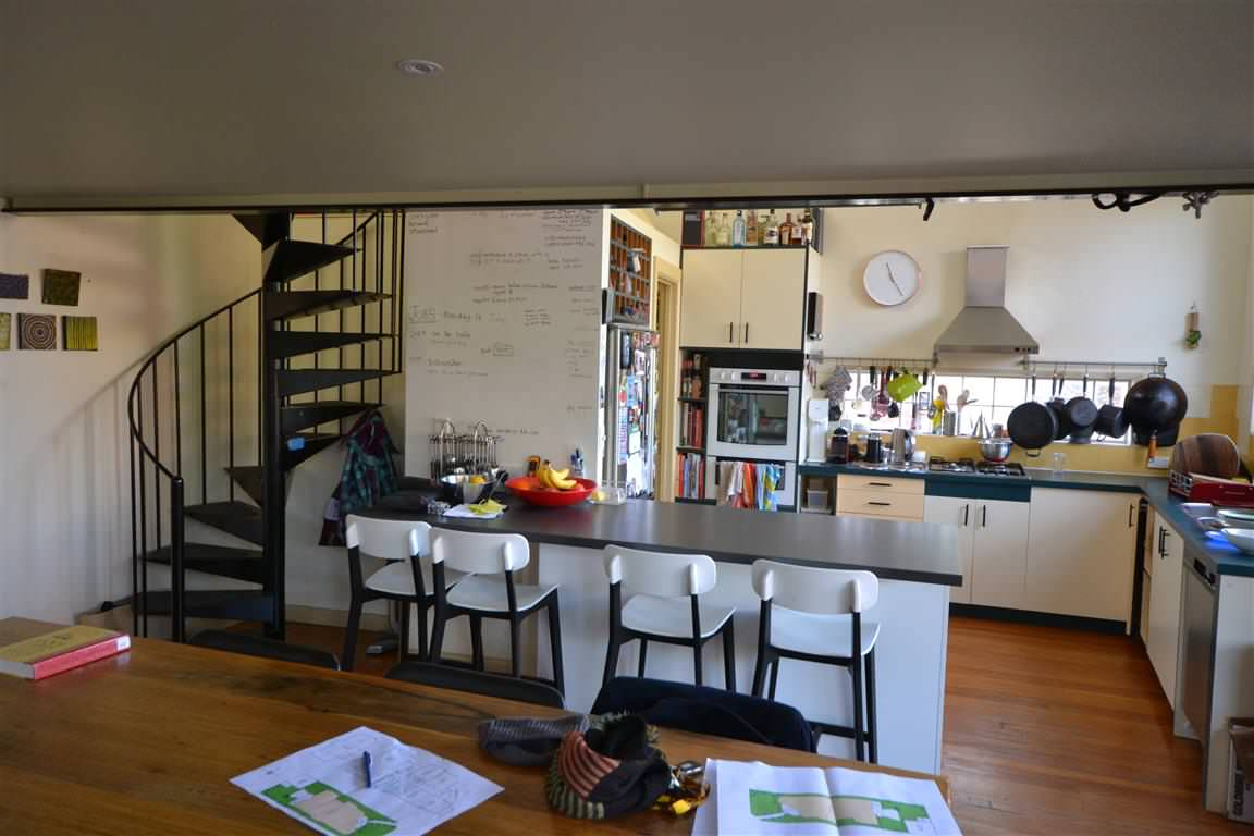 До и после: Черная кухня с островом на кирпичных ножках