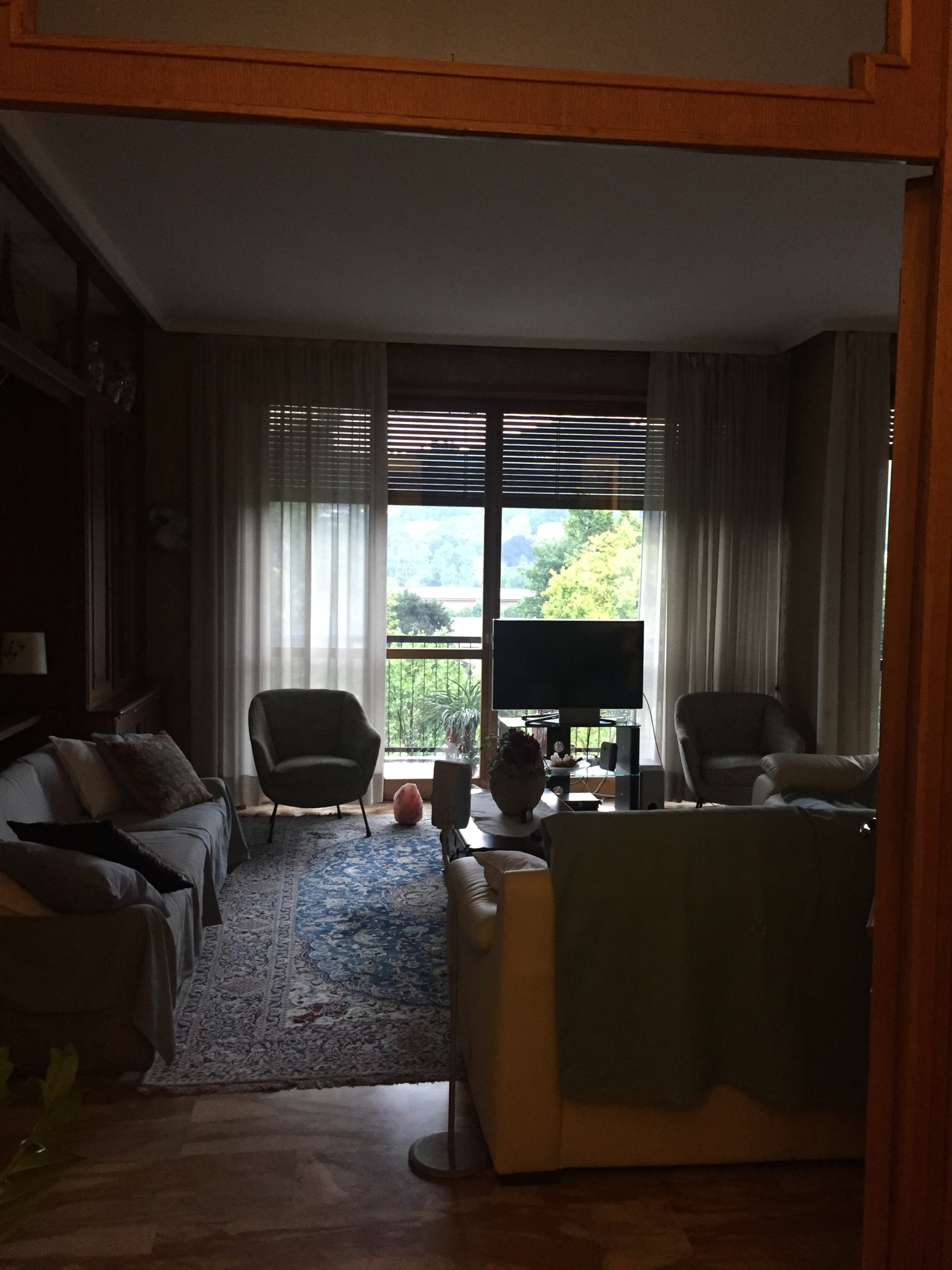 Houzz Италия: Квартира со шкафом-воронкой в прихожей