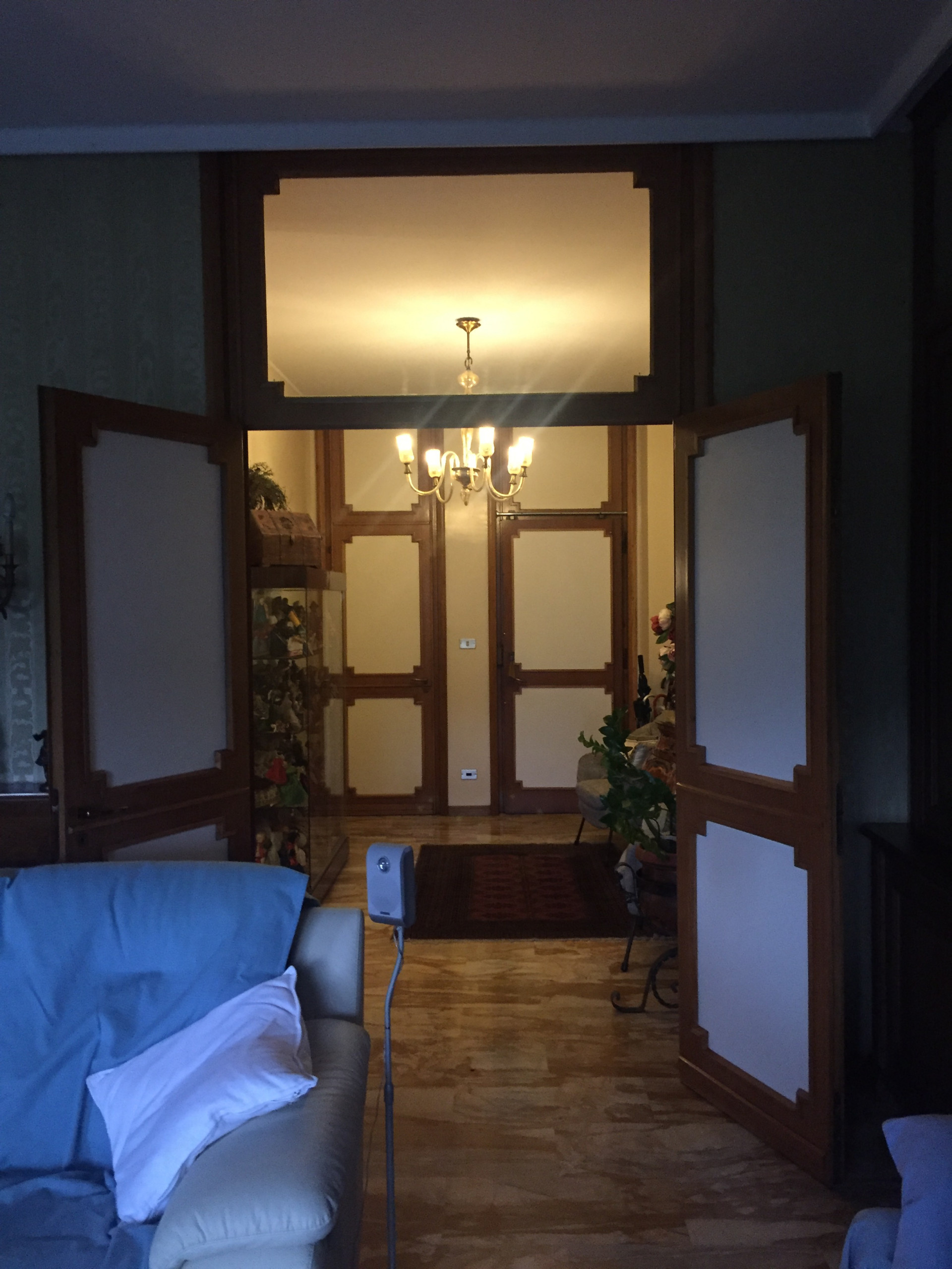 Houzz Италия: Квартира со шкафом-воронкой в прихожей