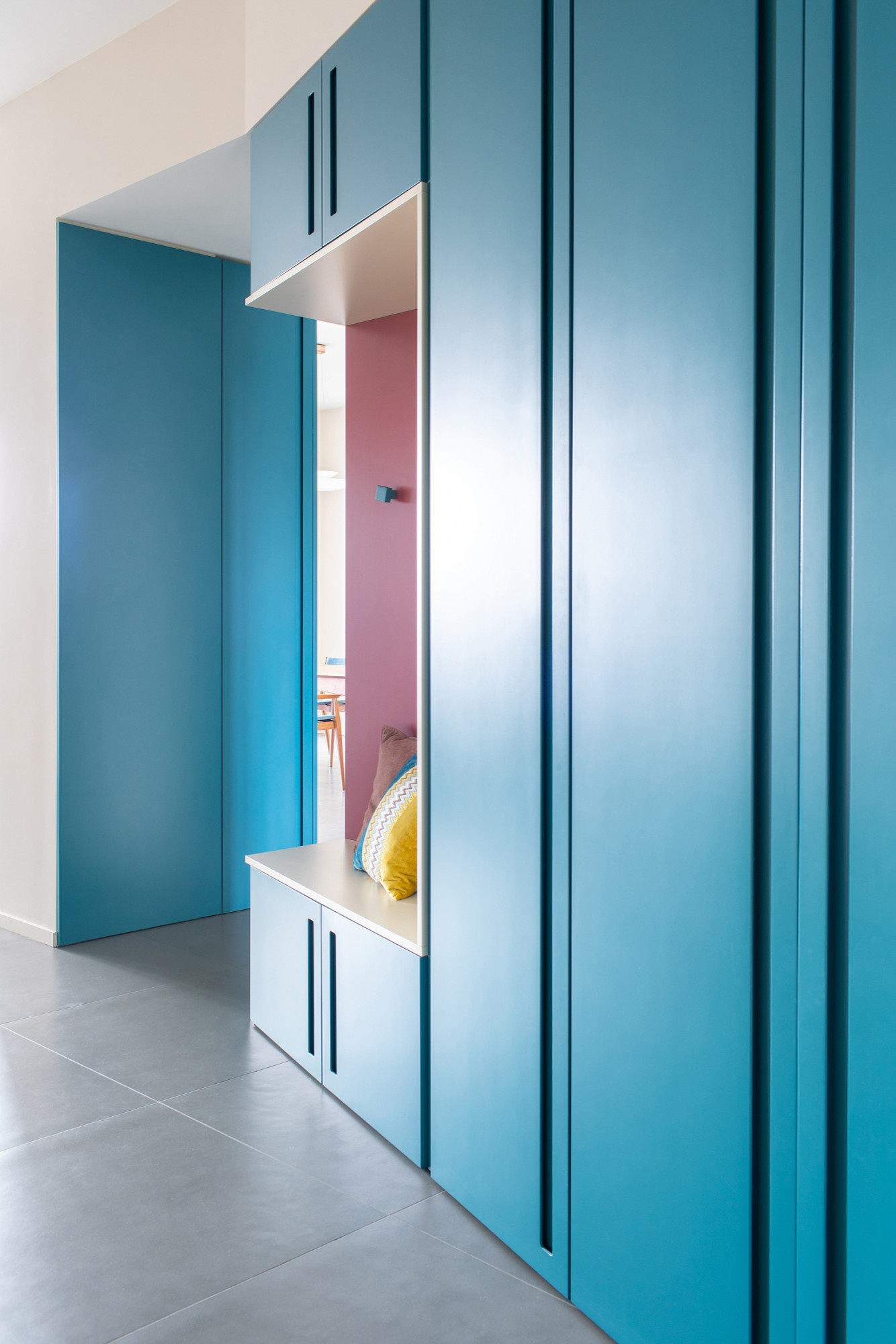 Houzz Италия: Квартира со шкафом-воронкой в прихожей