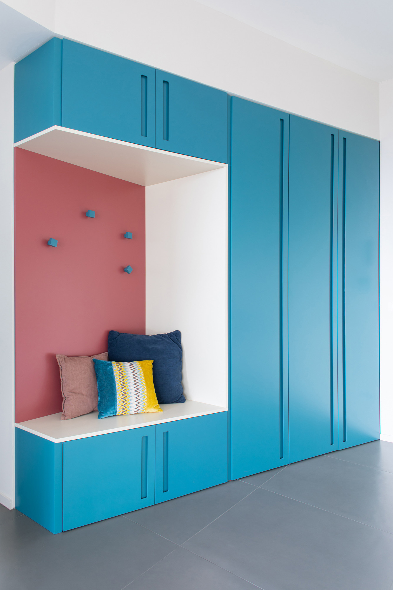 Houzz Италия: Квартира со шкафом-воронкой в прихожей