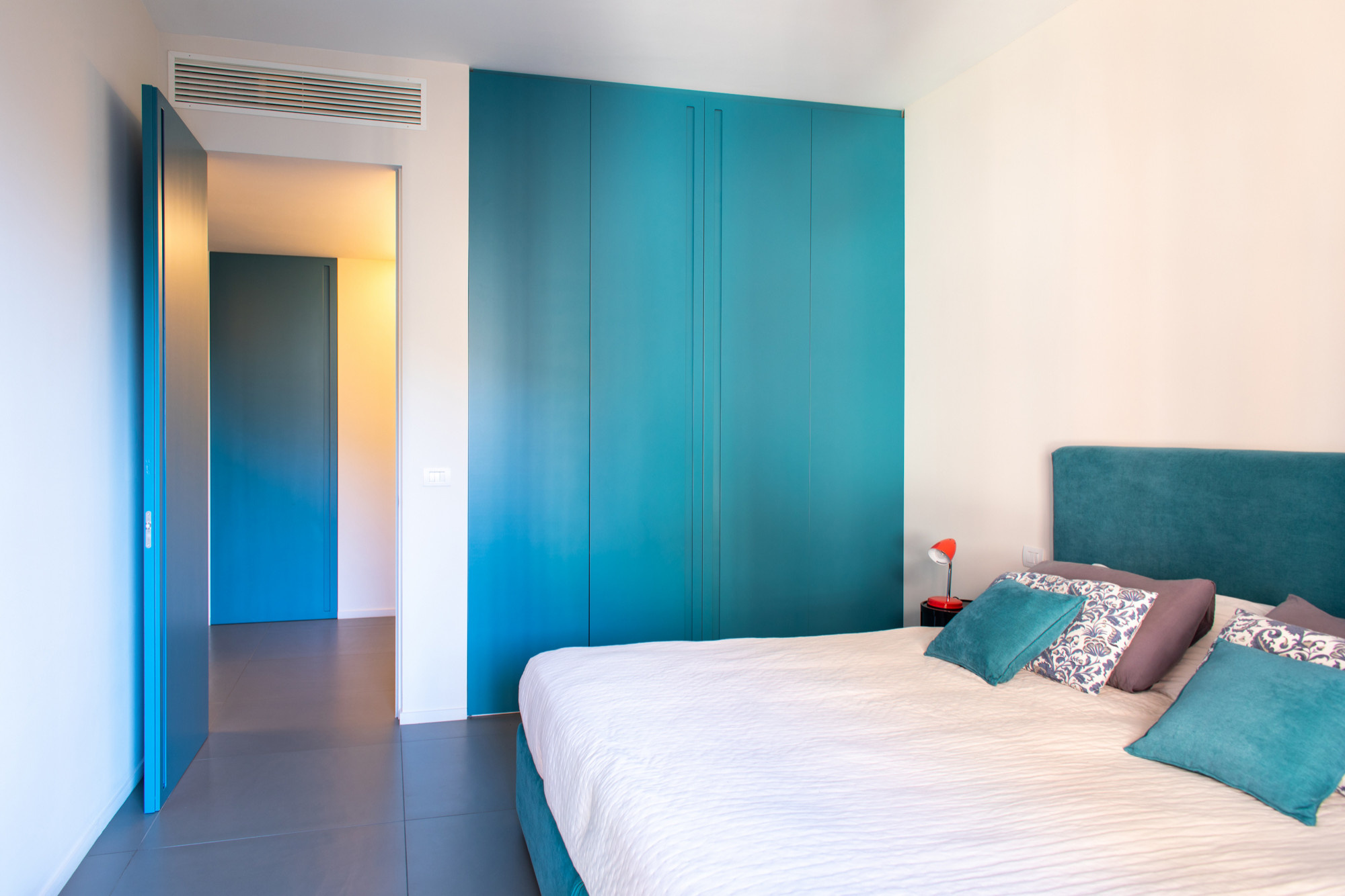 Houzz Италия: Квартира со шкафом-воронкой в прихожей