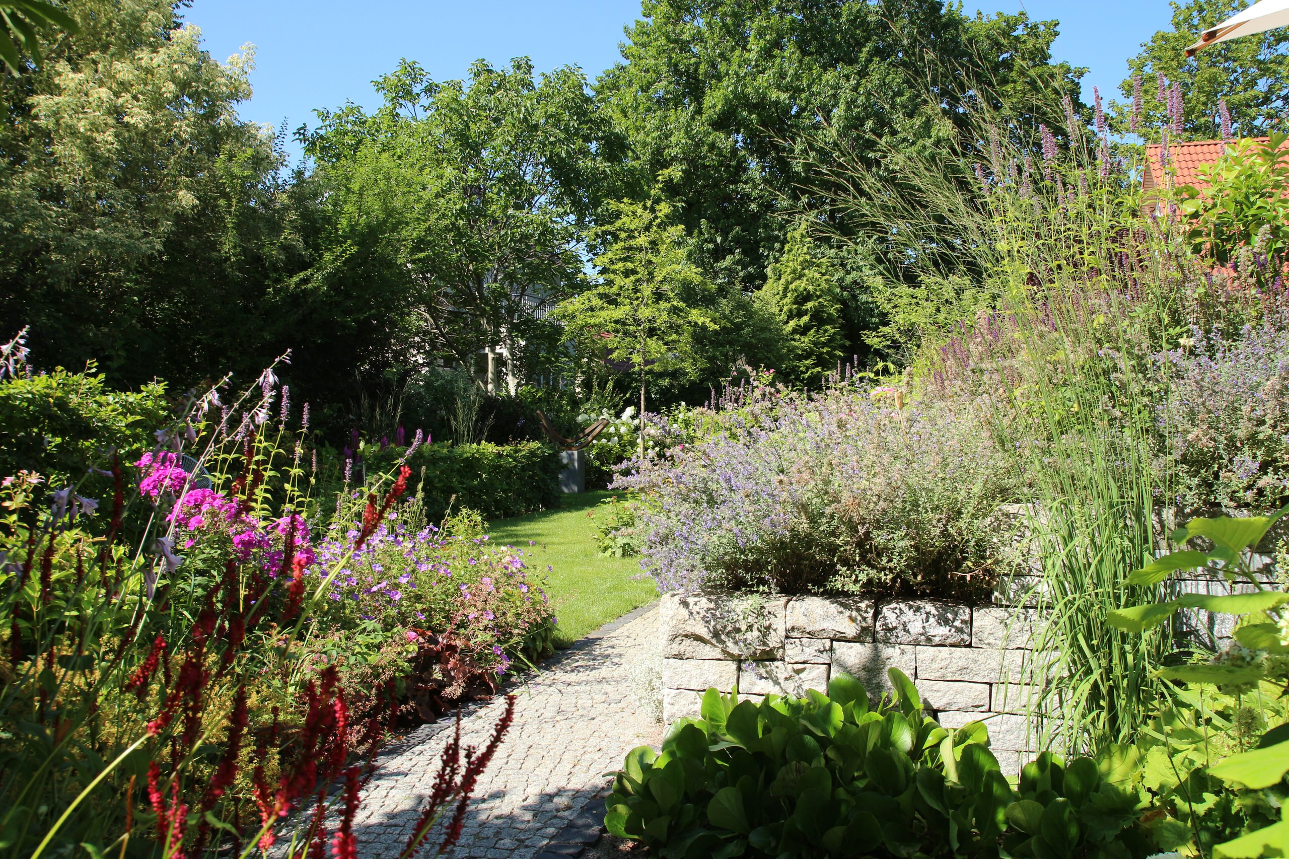 Houzz тур: Маленький сад для четырех сезонов