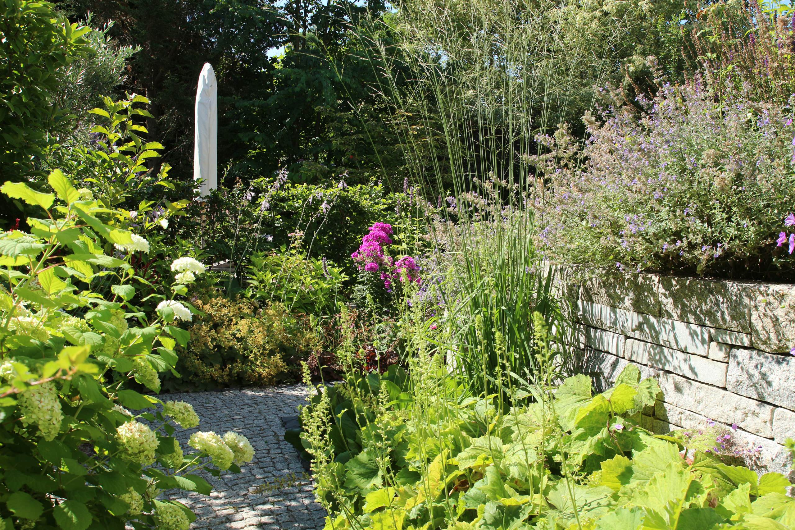 Houzz тур: Маленький сад для четырех сезонов