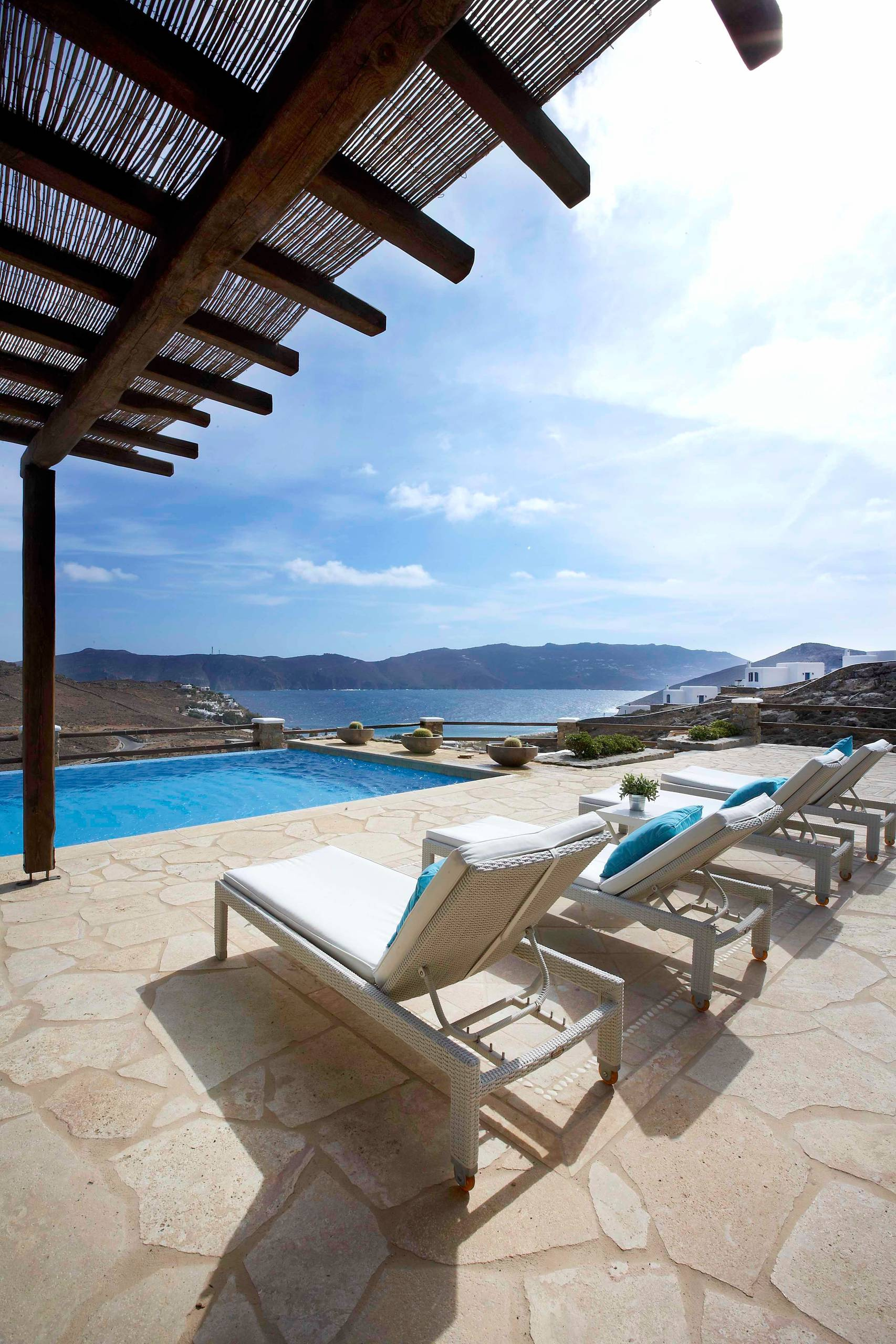 Houzz Греция: Белая уединенная вилла в кикладском стиле