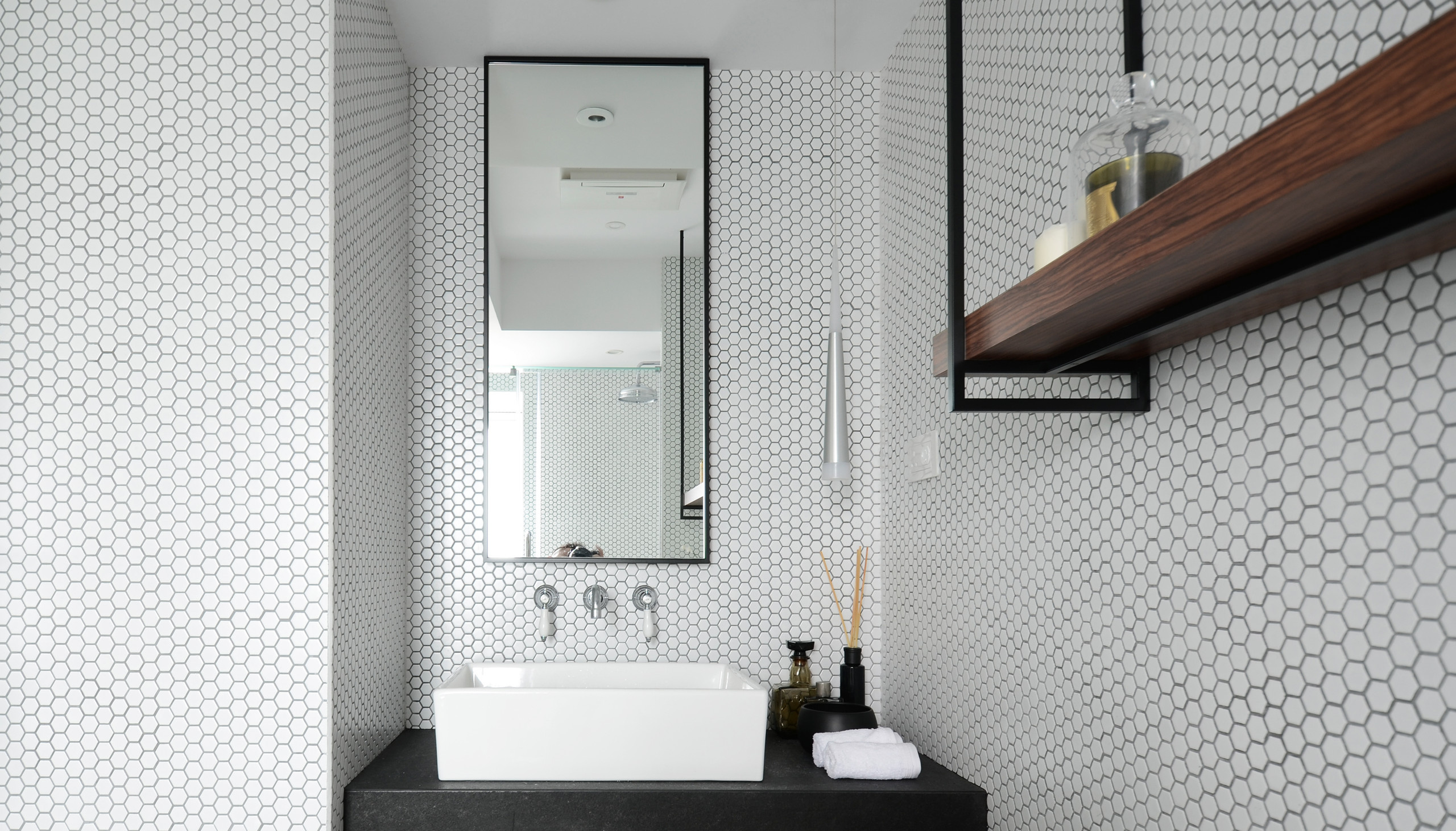 Houzz Гонконг: Свет и панорамные виды в минималистичной квартире