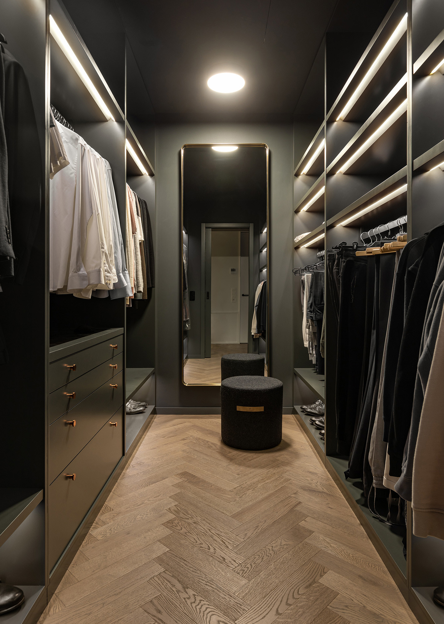 Houzz тур: Минимализм, неоклассика и редкие сорта камня