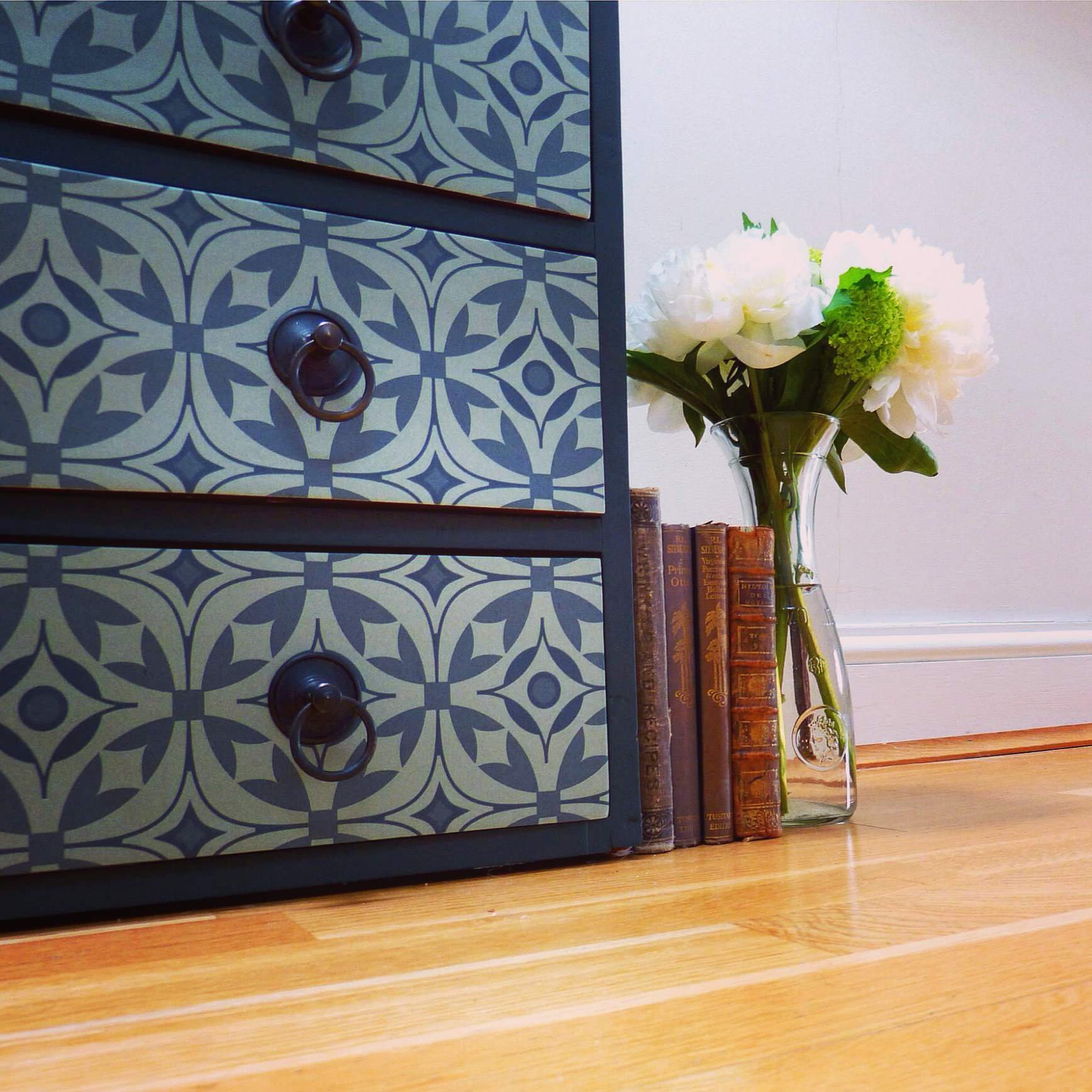 Вторая жизнь старых вещей в интерьере гостиной: чудеса - своими руками