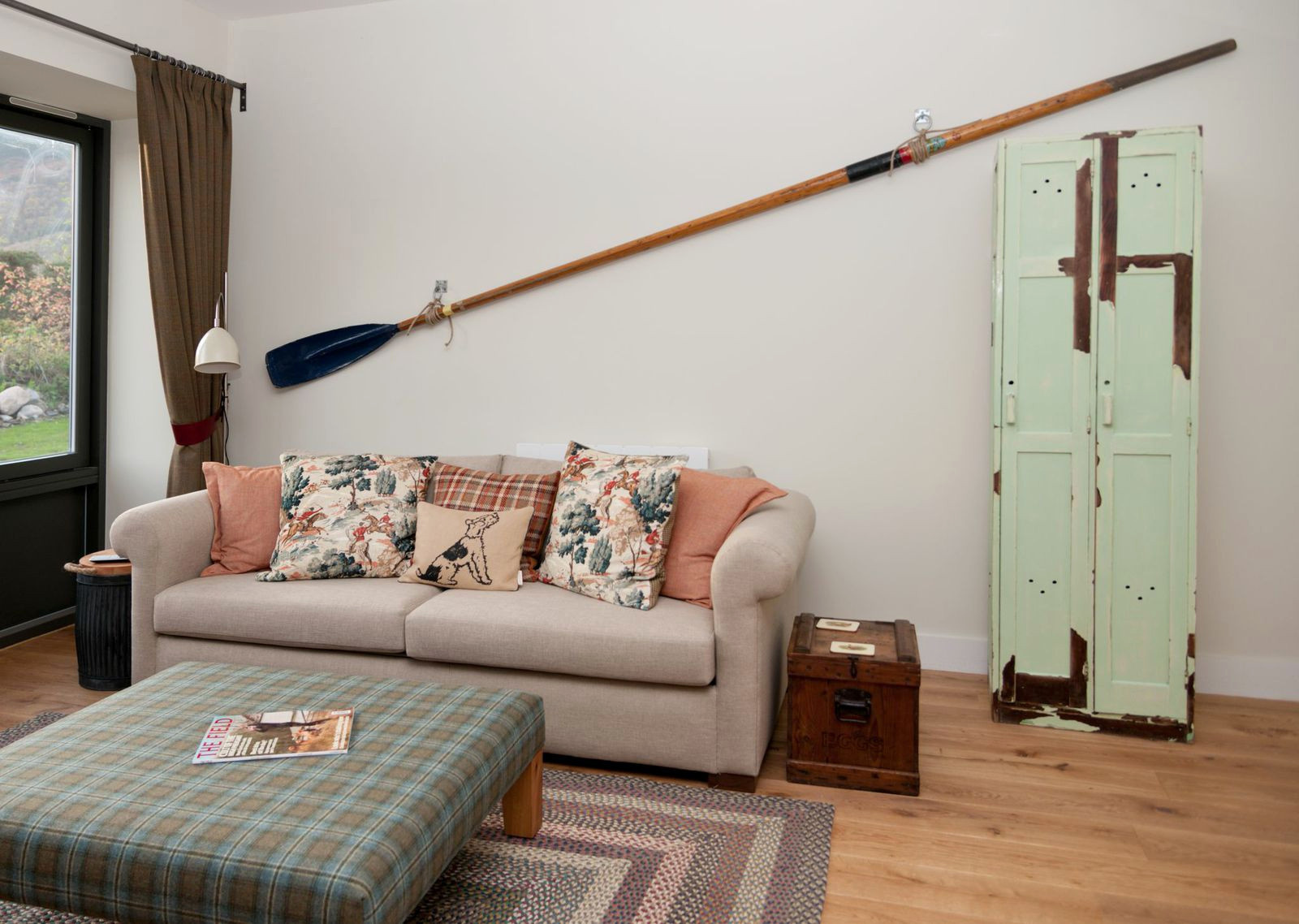 Вторая жизнь старых вещей в интерьере гостиной: чудеса - своими руками