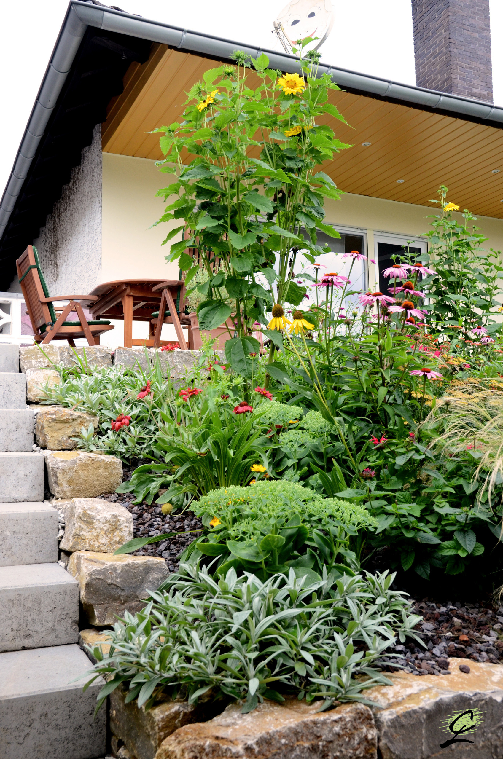 До и после: Реновация склона и террасы перед домом