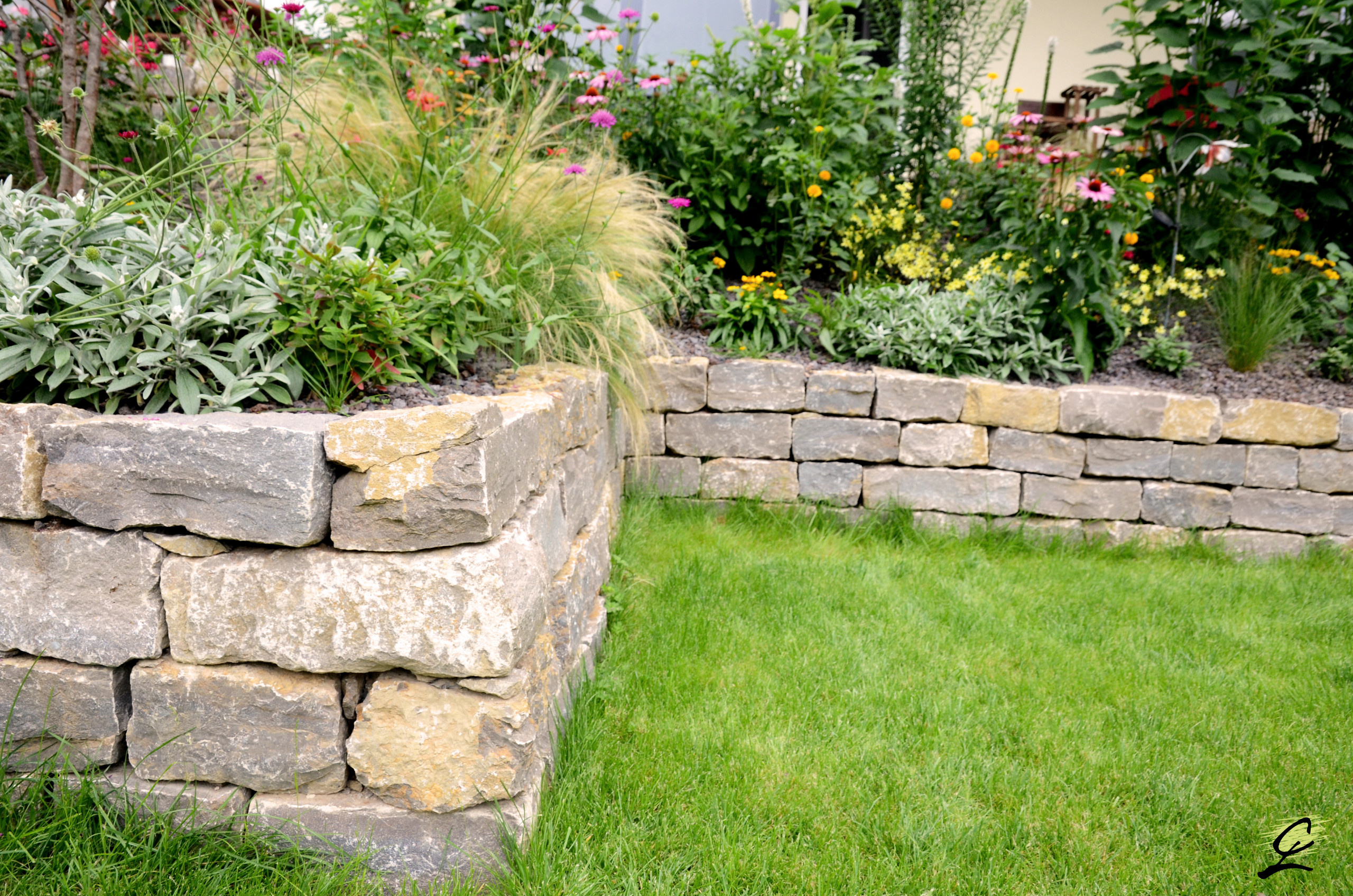 До и после: Реновация склона и террасы перед домом