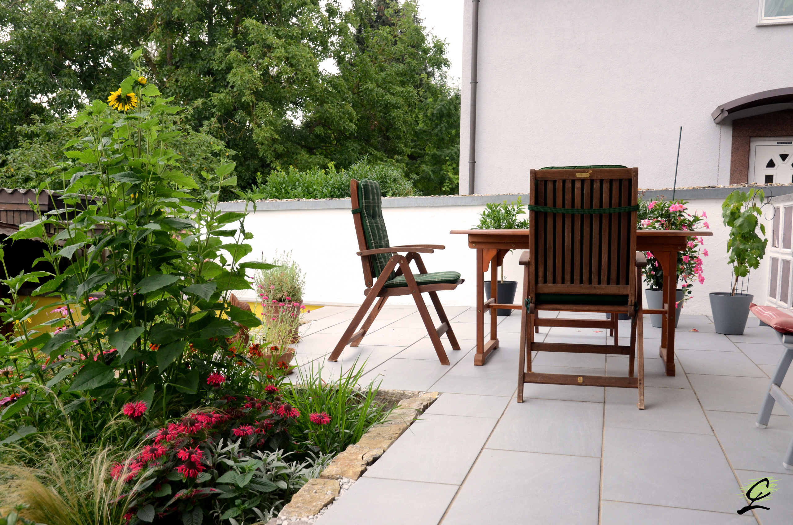 До и после: Реновация склона и террасы перед домом