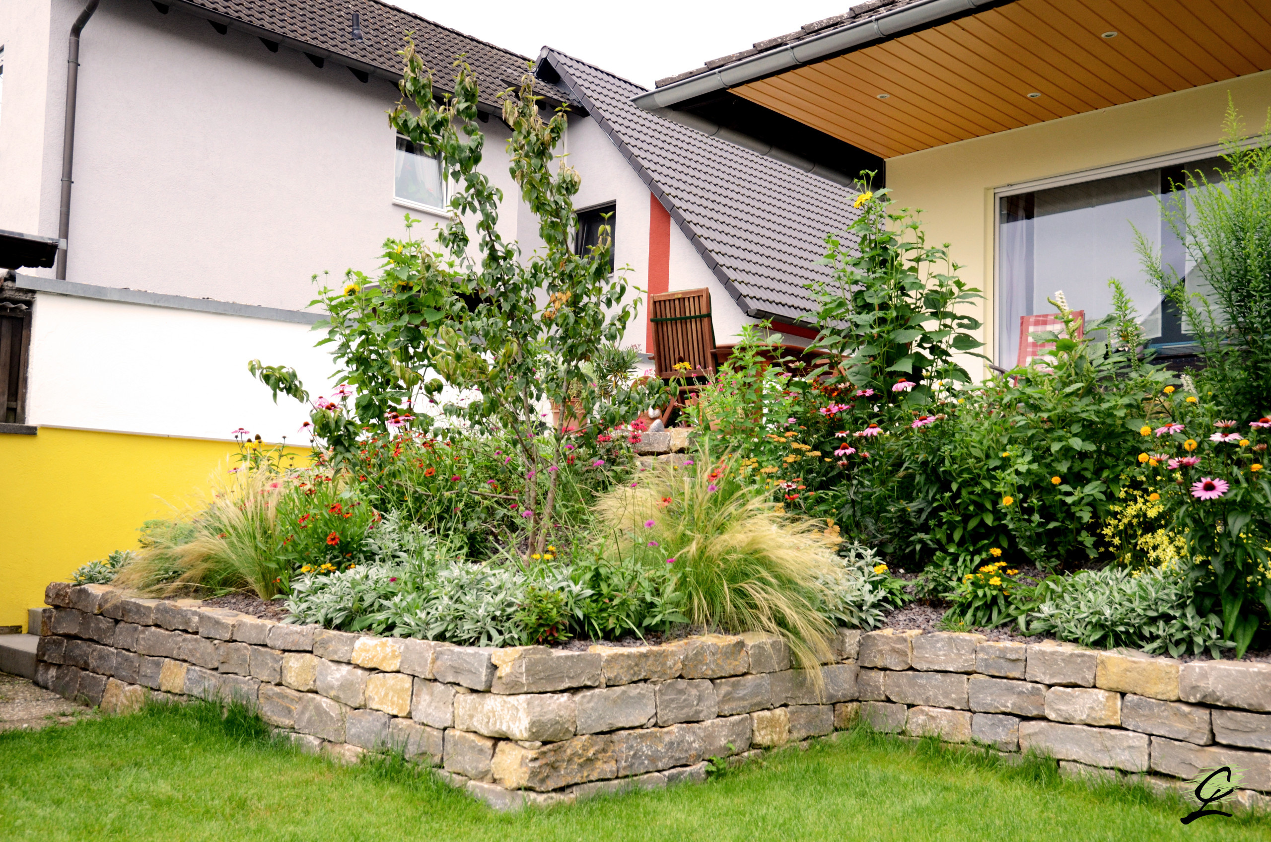 До и после: Реновация склона и террасы перед домом