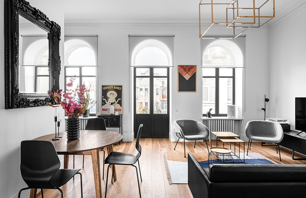 Houzz Украина: Черно-белый интерьер с арочными окнами