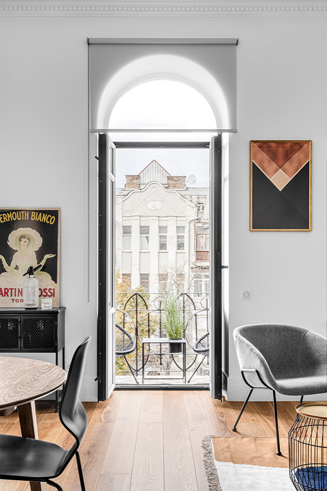 Houzz Украина: Черно-белый интерьер с арочными окнами