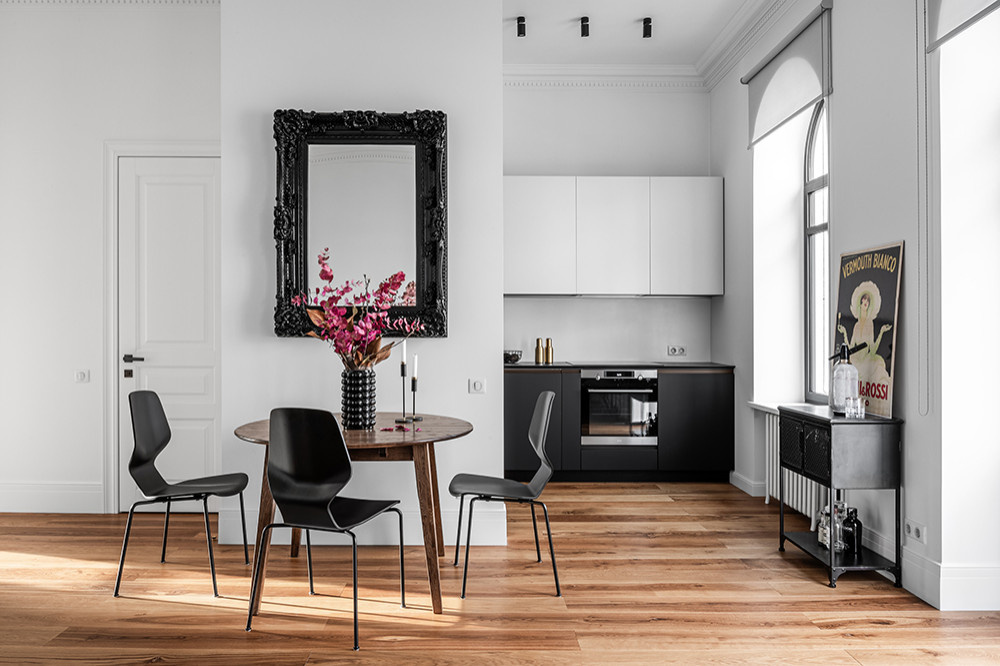 Houzz Украина: Черно-белый интерьер с арочными окнами