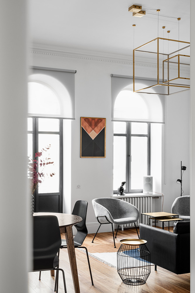 Houzz Украина: Черно-белый интерьер с арочными окнами