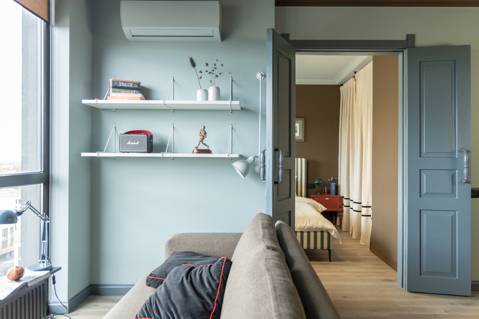 Houzz Украина: 38 кв. м — квартира с коричневым потолком