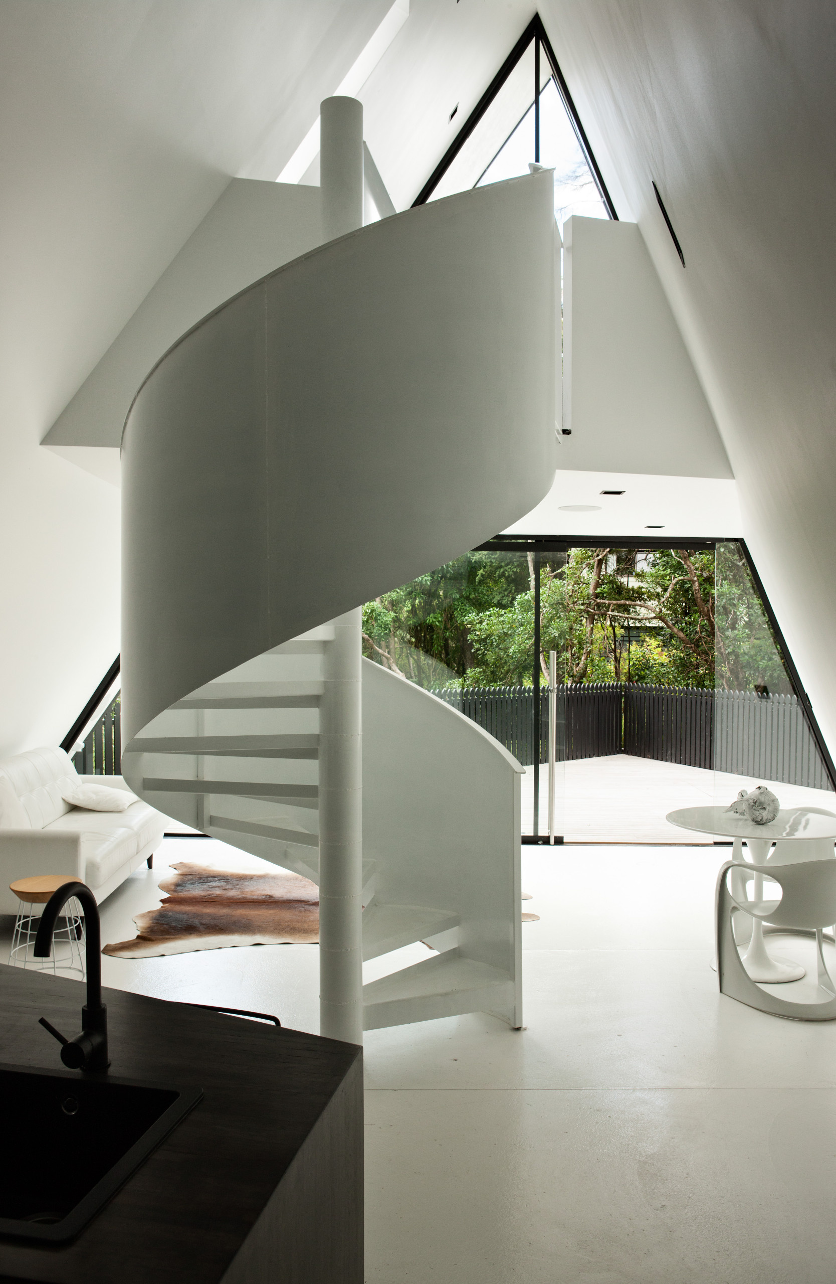 Houzz Новая Зеландия: Дом-палатка в зарослях кустарника