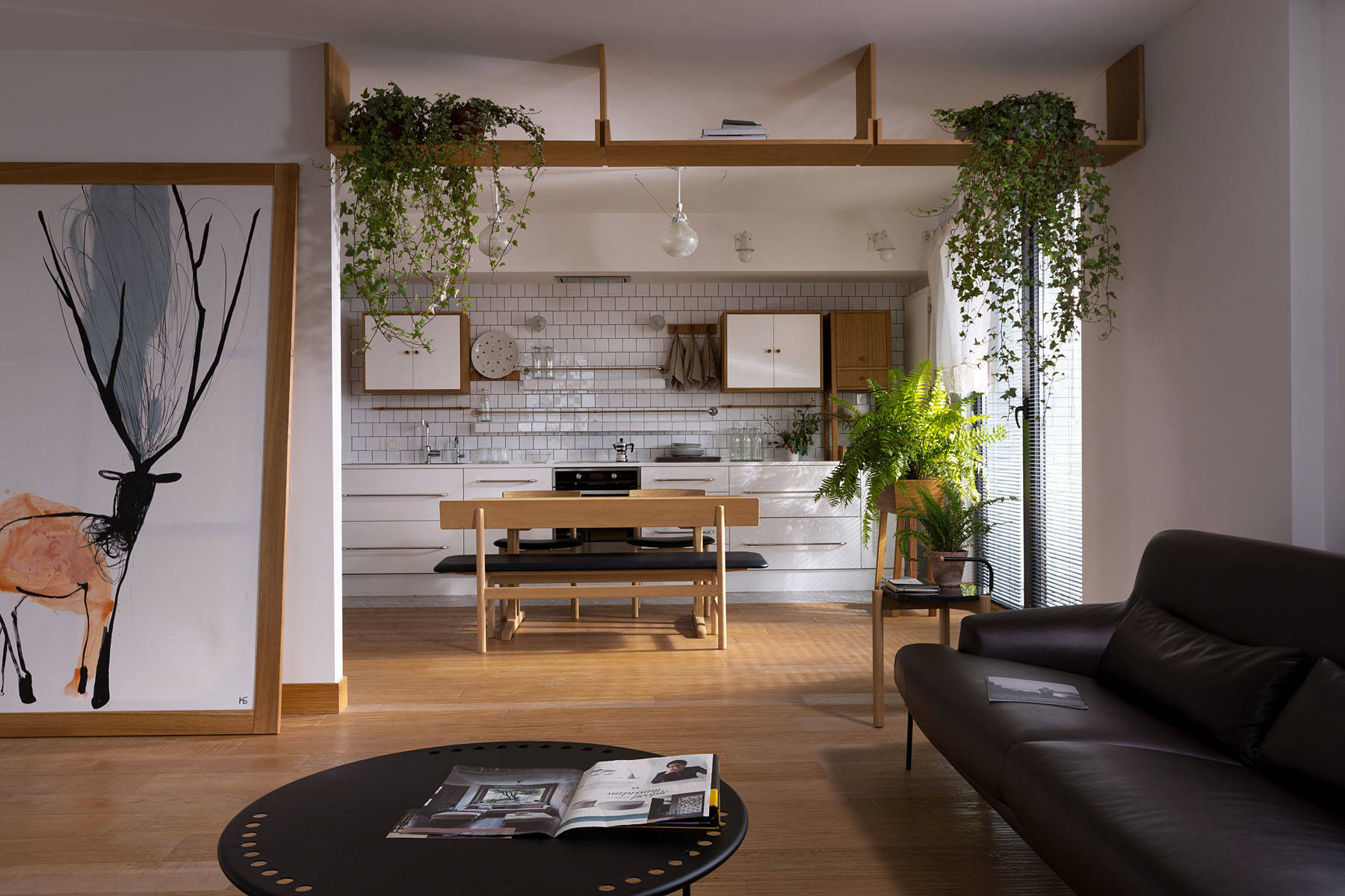 Houzz Украина: Квартира с нарисованными оленями и лесными растениями