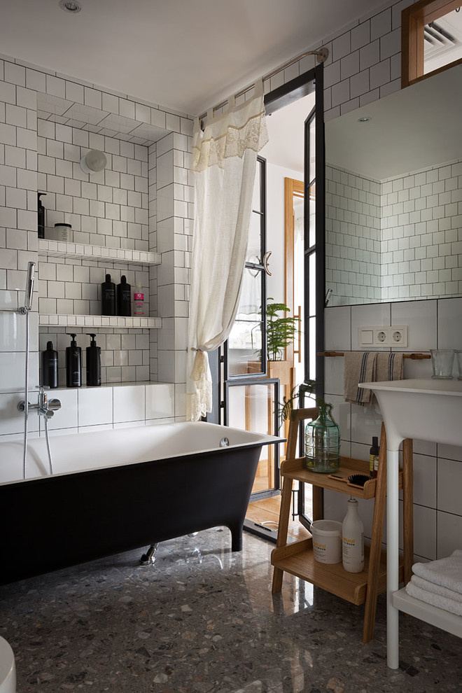 Houzz Украина: Квартира с нарисованными оленями и лесными растениями