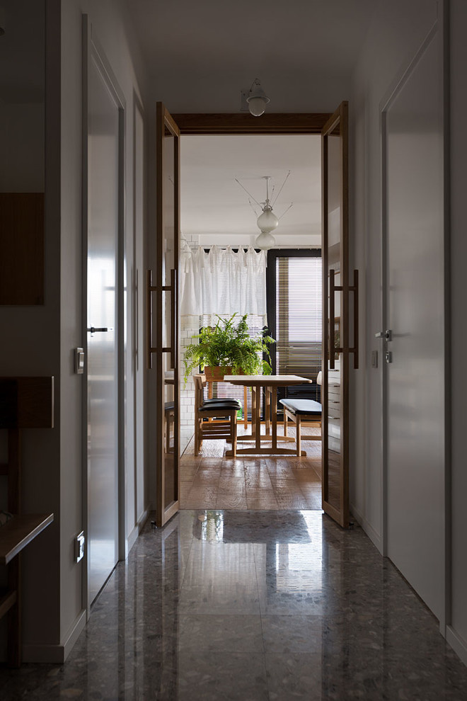 Houzz Украина: Квартира с нарисованными оленями и лесными растениями