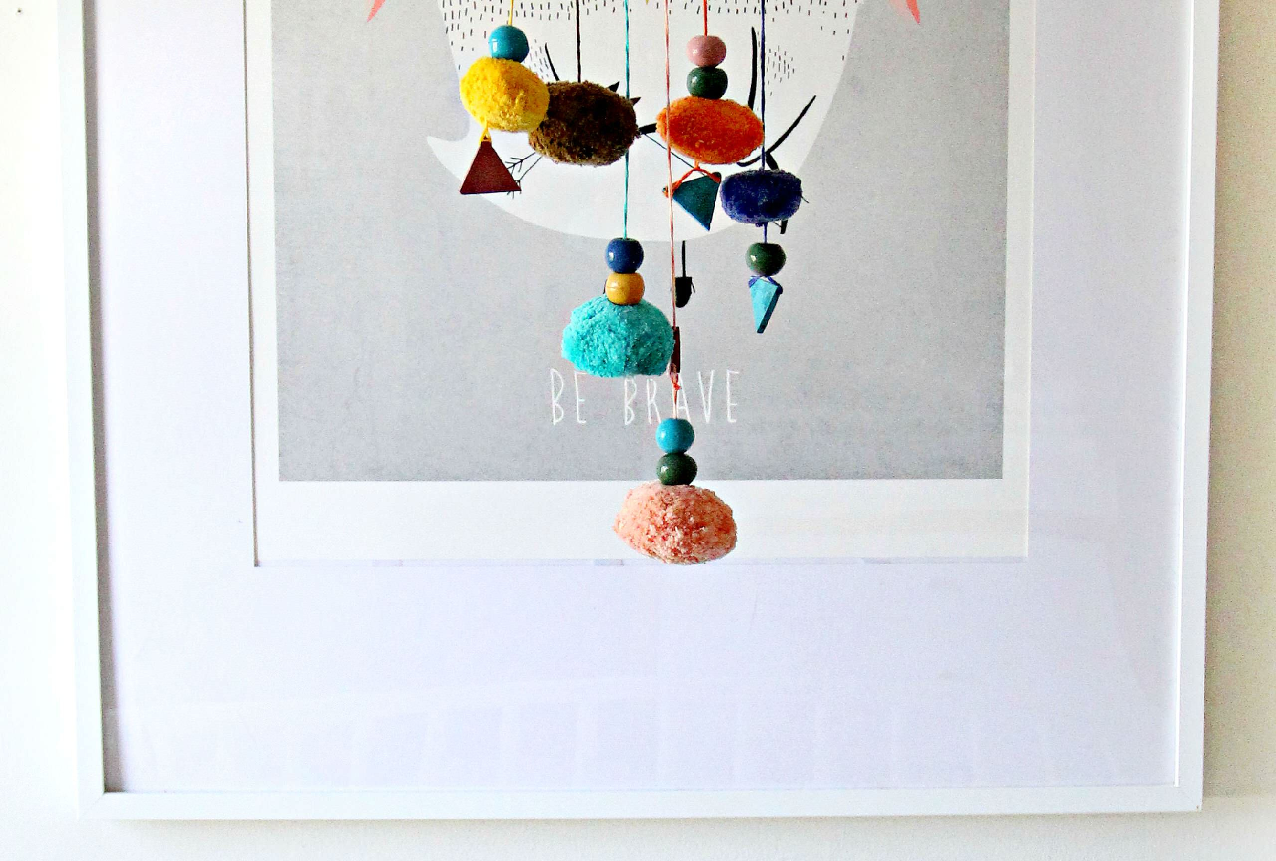 Просто повторить: Как украсить детскую помпонами