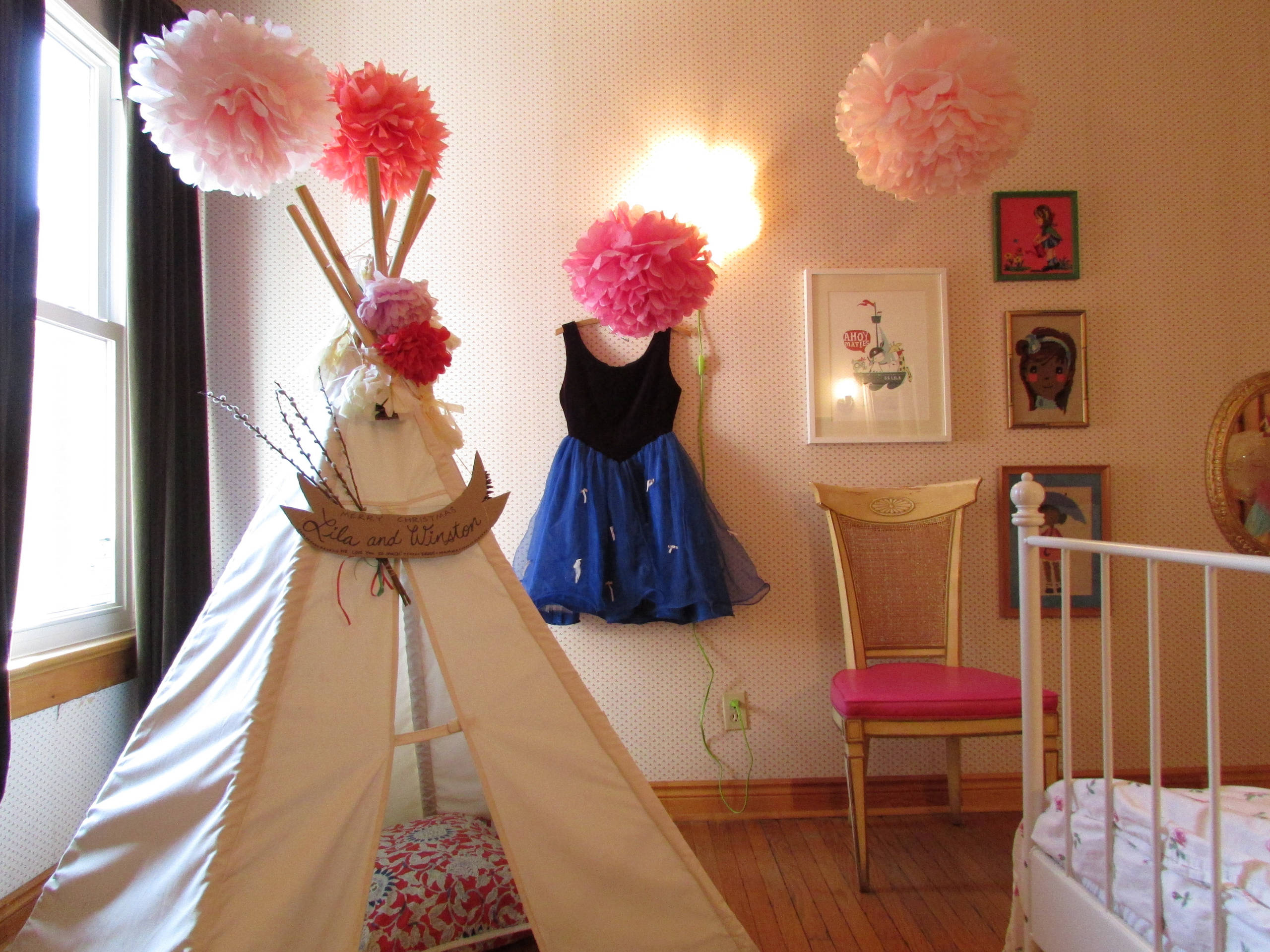 Просто повторить: Как украсить детскую помпонами