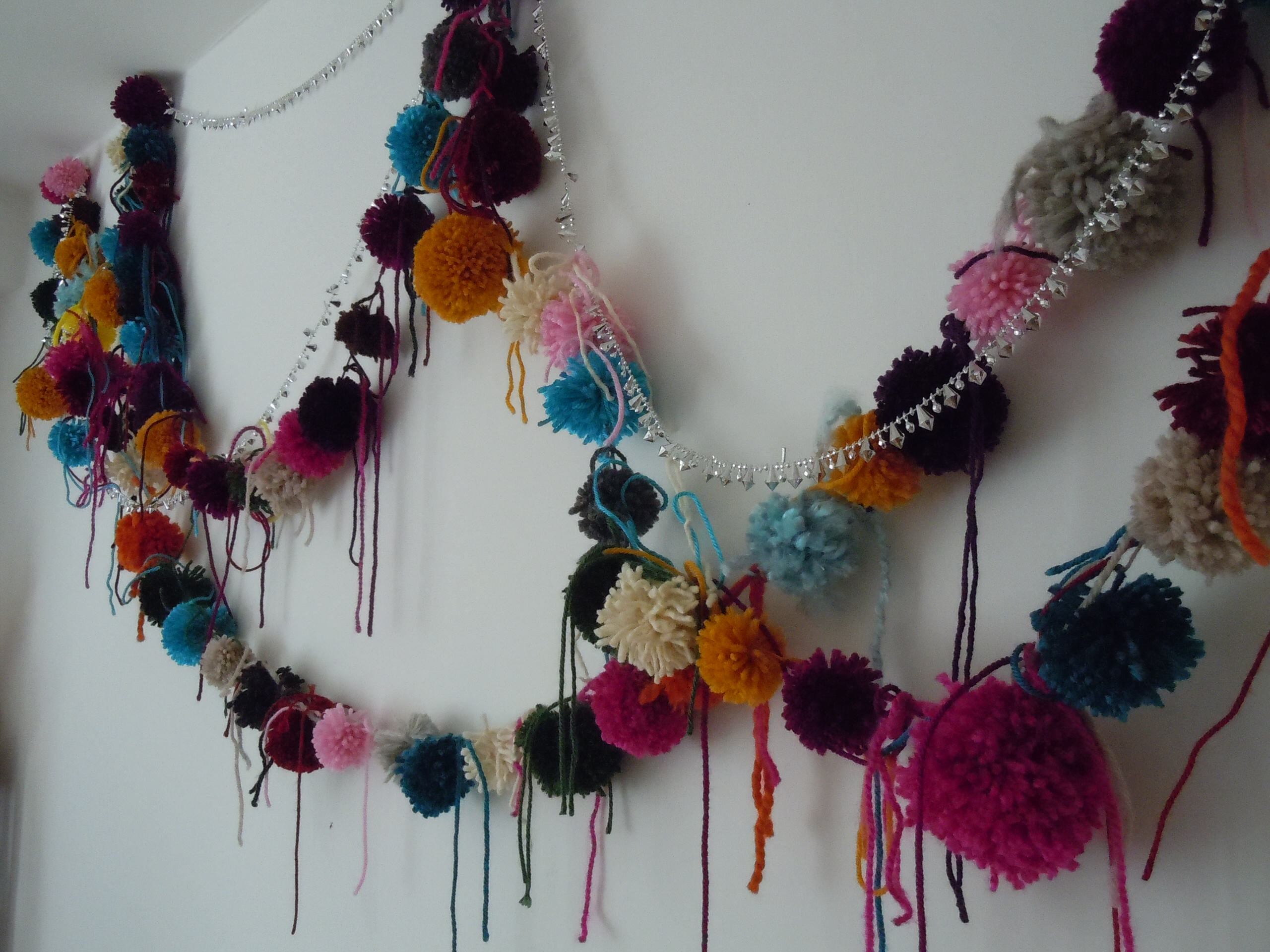 Просто повторить: Как украсить детскую помпонами