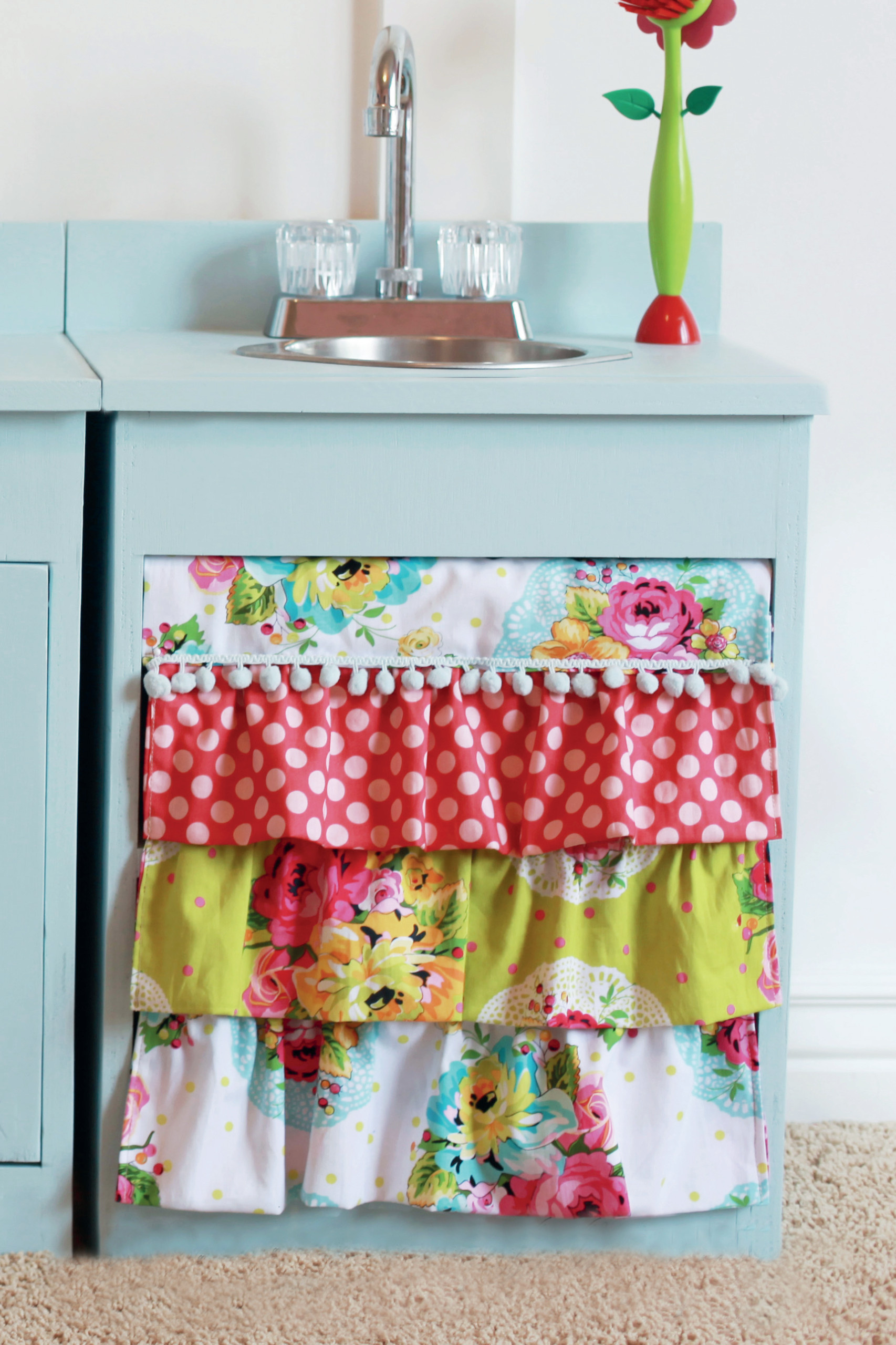 Просто повторить: Как украсить детскую помпонами