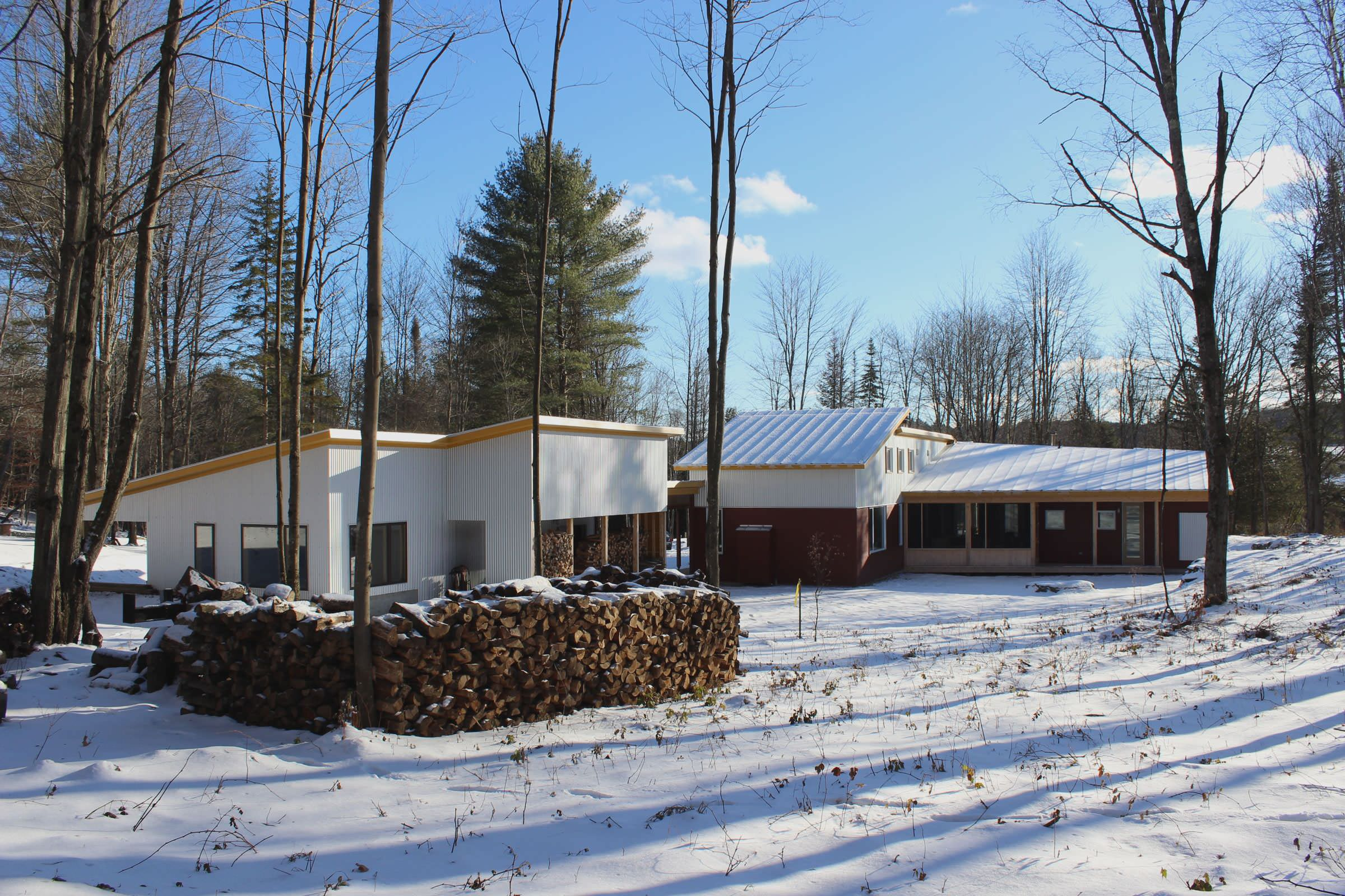 На траве дрова: Как сложить поленницу для дров, и зачем это нужно