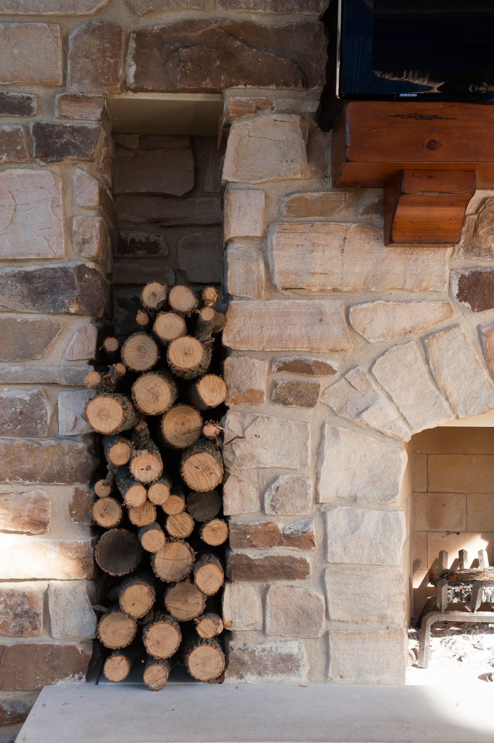 На траве дрова: Как сложить поленницу для дров, и зачем это нужно