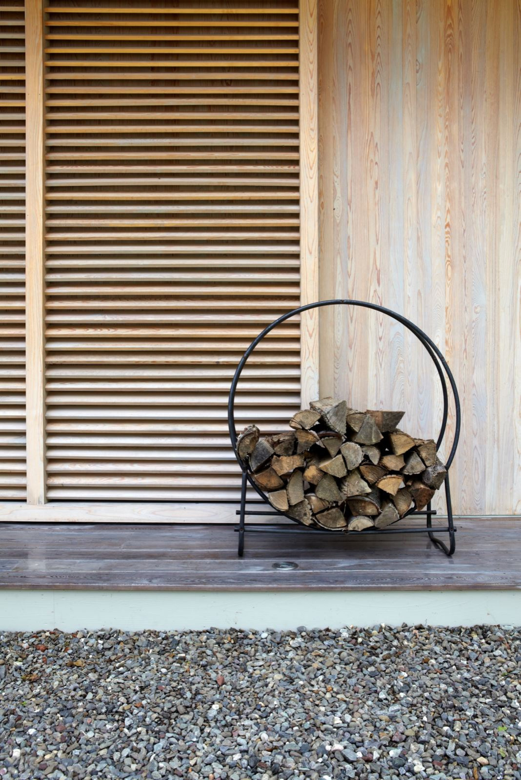 На траве дрова: Как сложить поленницу для дров, и зачем это нужно