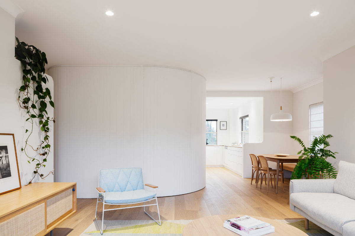 С миру по идее: Как обыграть в интерьере округлую стену?