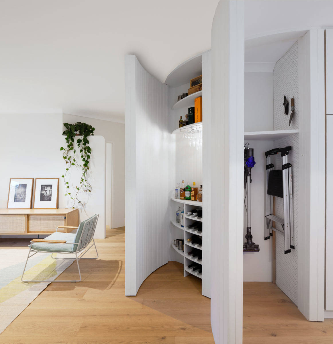 С миру по идее: Как обыграть в интерьере округлую стену?