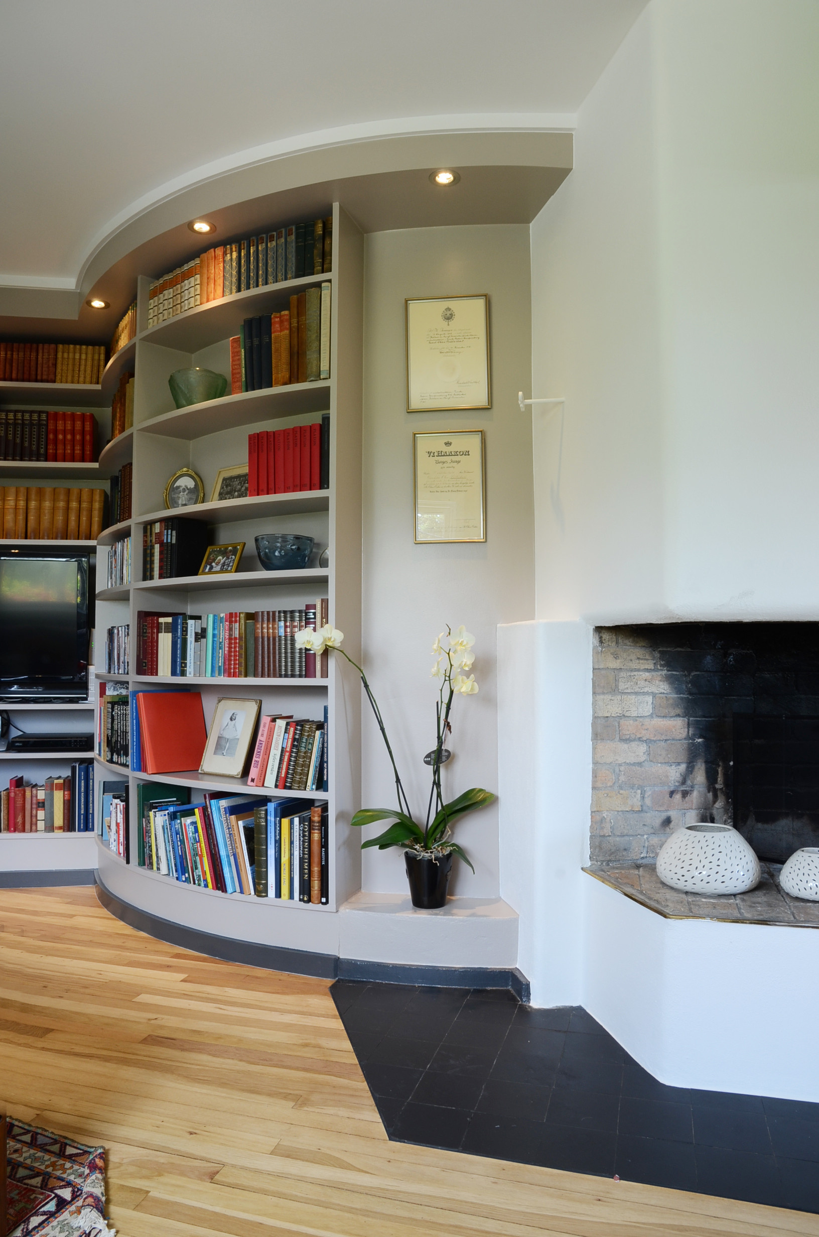 С миру по идее: Как обыграть в интерьере округлую стену?