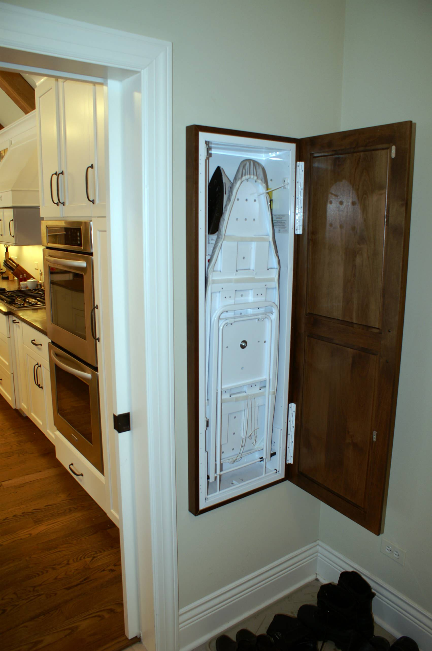 Дизайн-дебаты: Как хранить гладильную доску в интерьере