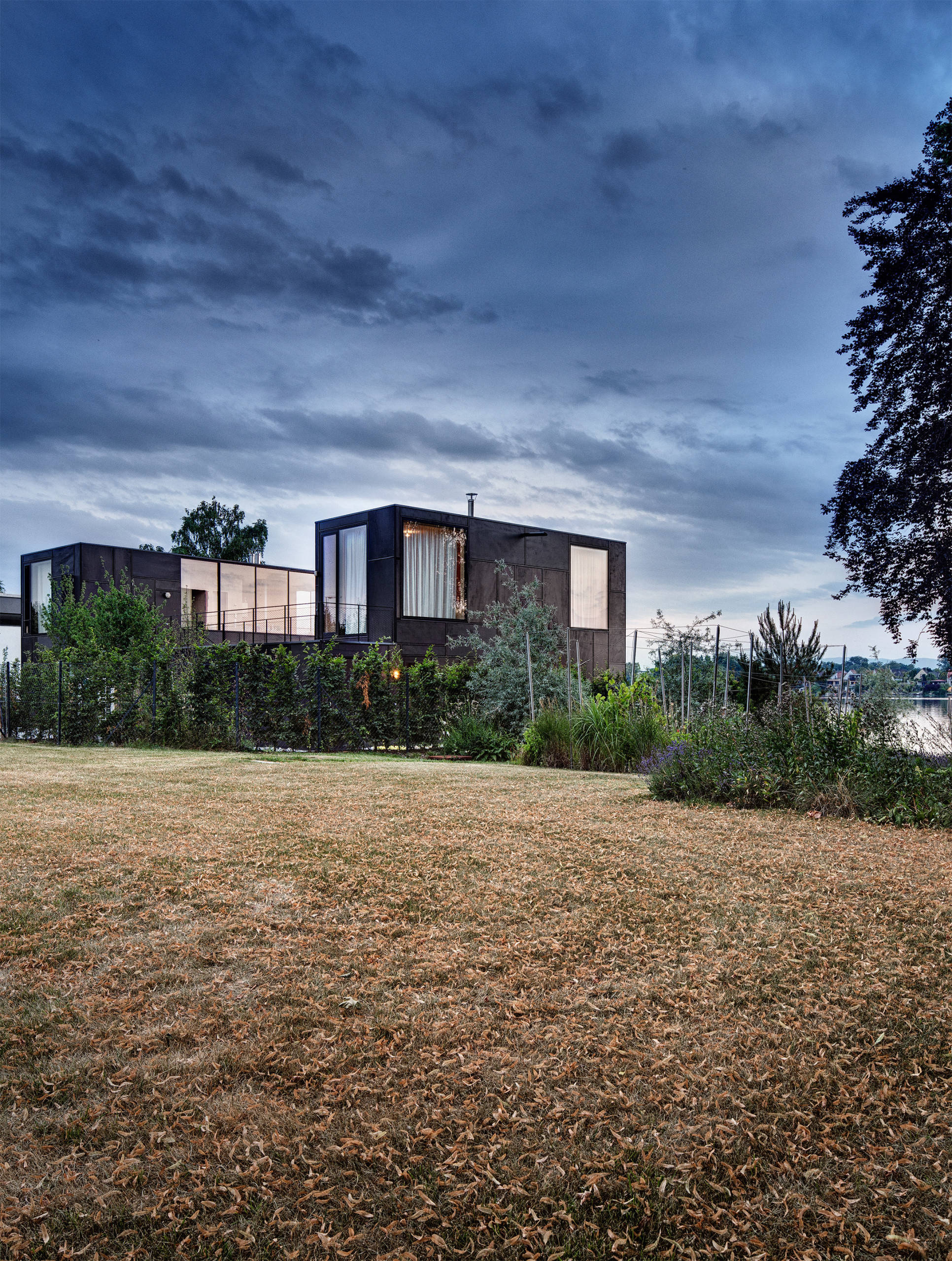 Houzz Австрия: Черный дом на озере — для трех семей