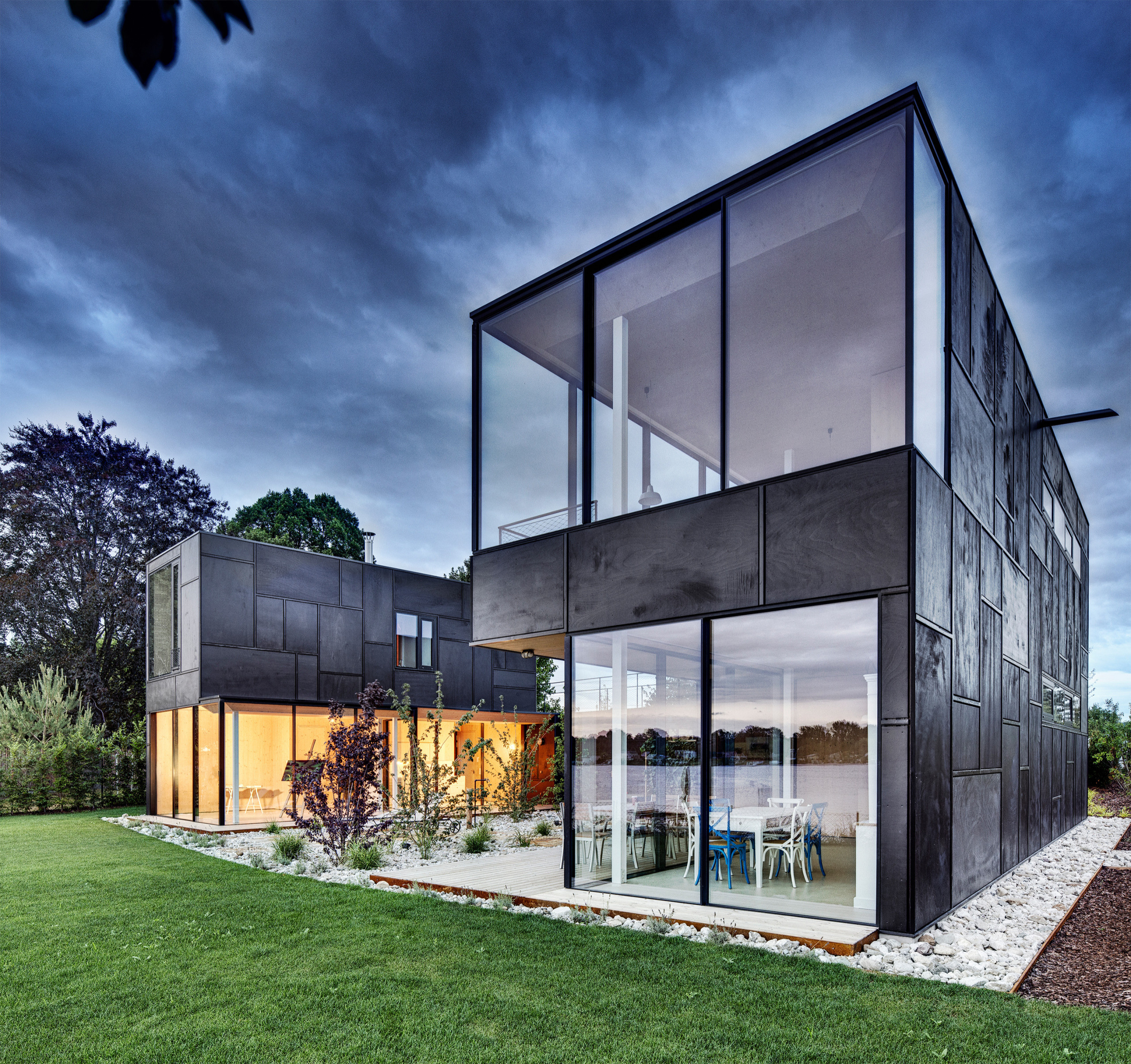 Houzz Австрия: Черный дом на озере — для трех семей