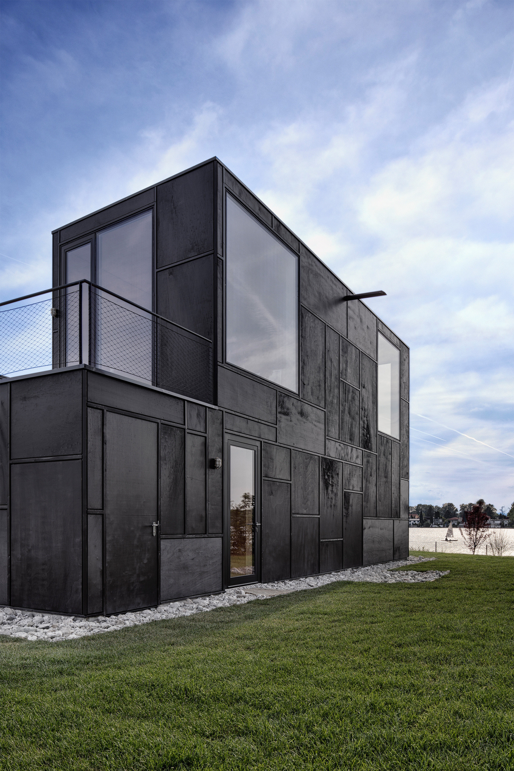 Houzz Австрия: Черный дом на озере — для трех семей