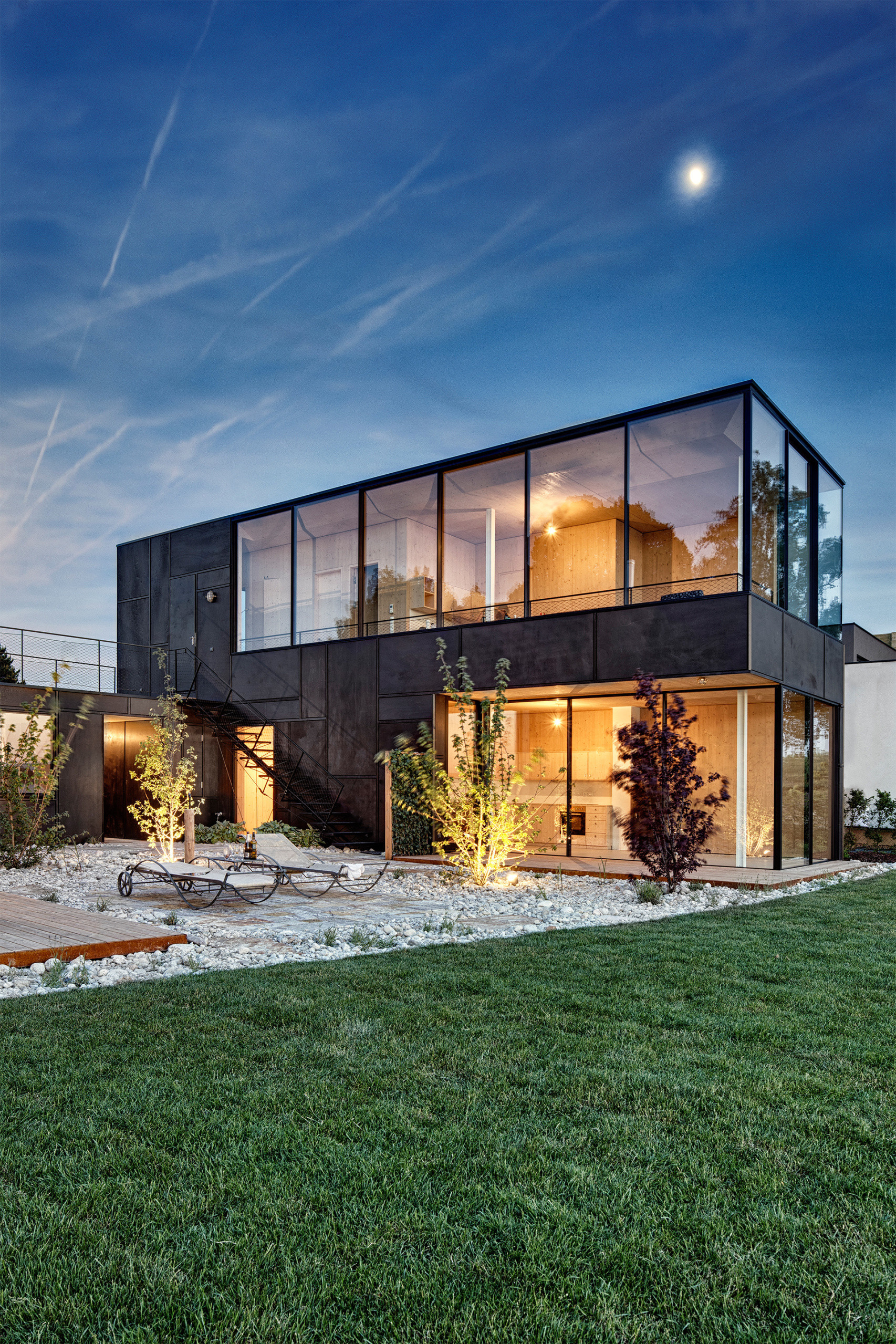 Houzz Австрия: Черный дом на озере — для трех семей