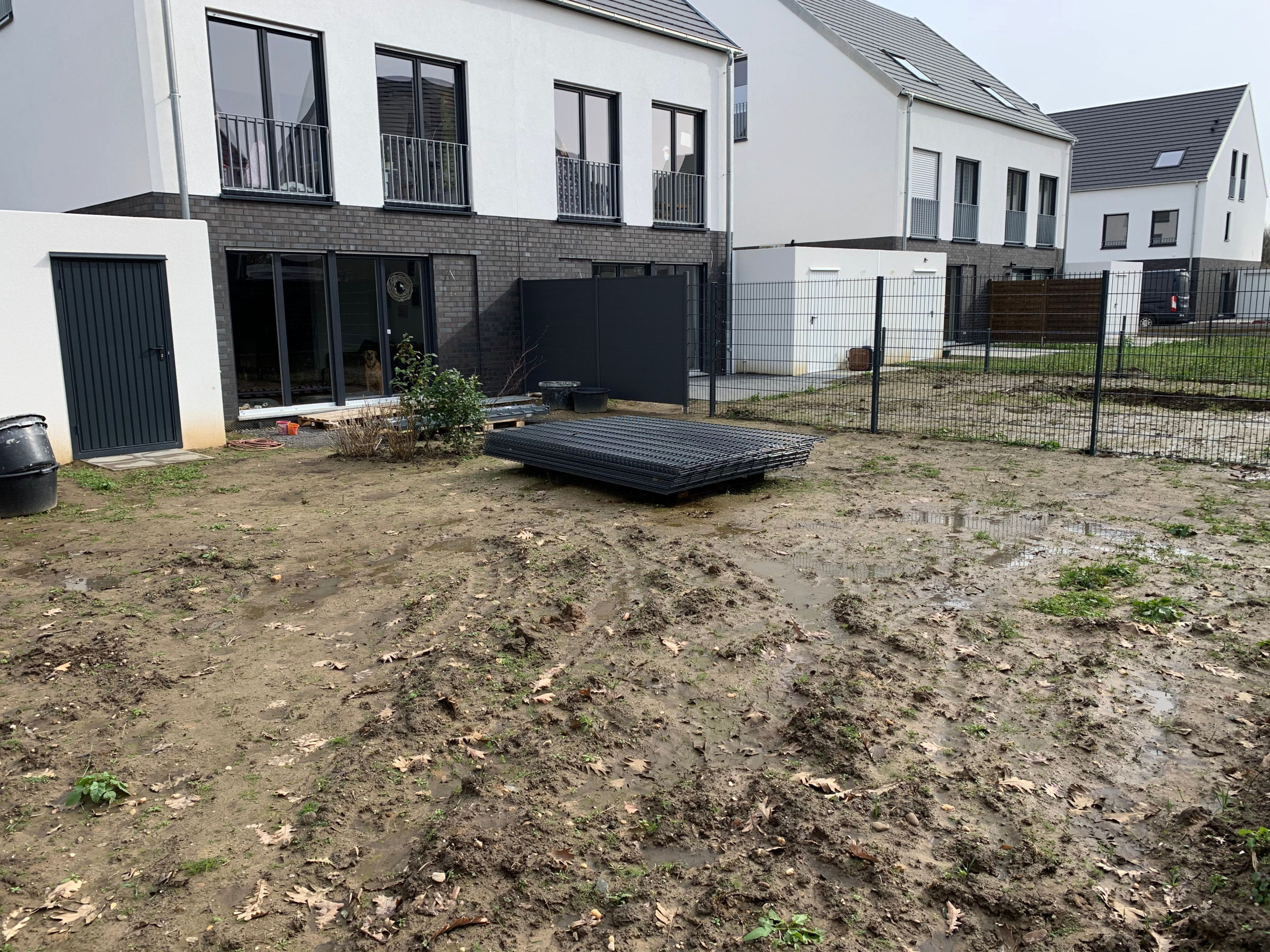 До и после: Бассейн в крошечном саду (1.7 сотки)